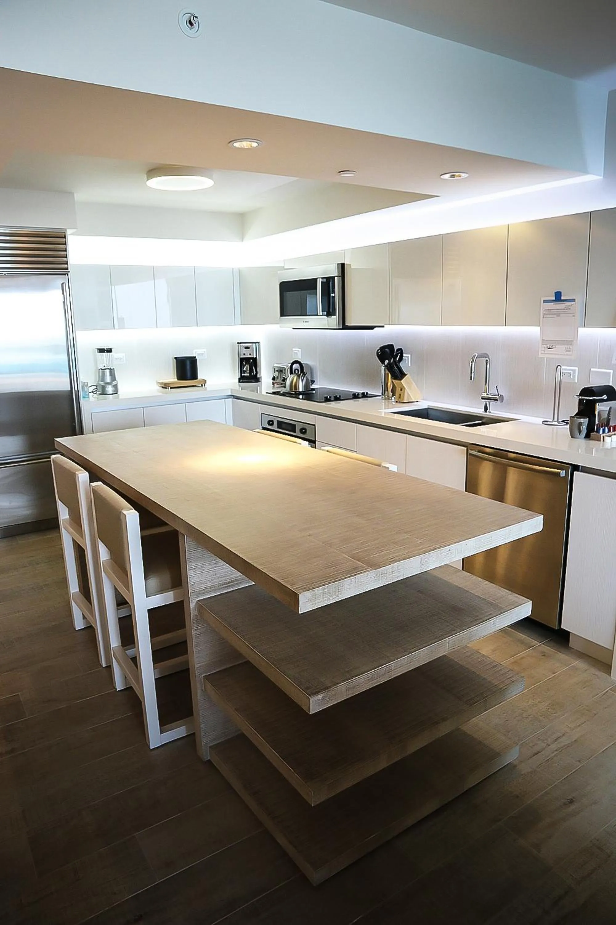 Dining area in 1 Hotel & Homes Miami Beach Oceanfront Residence Suites By Joe Semary
