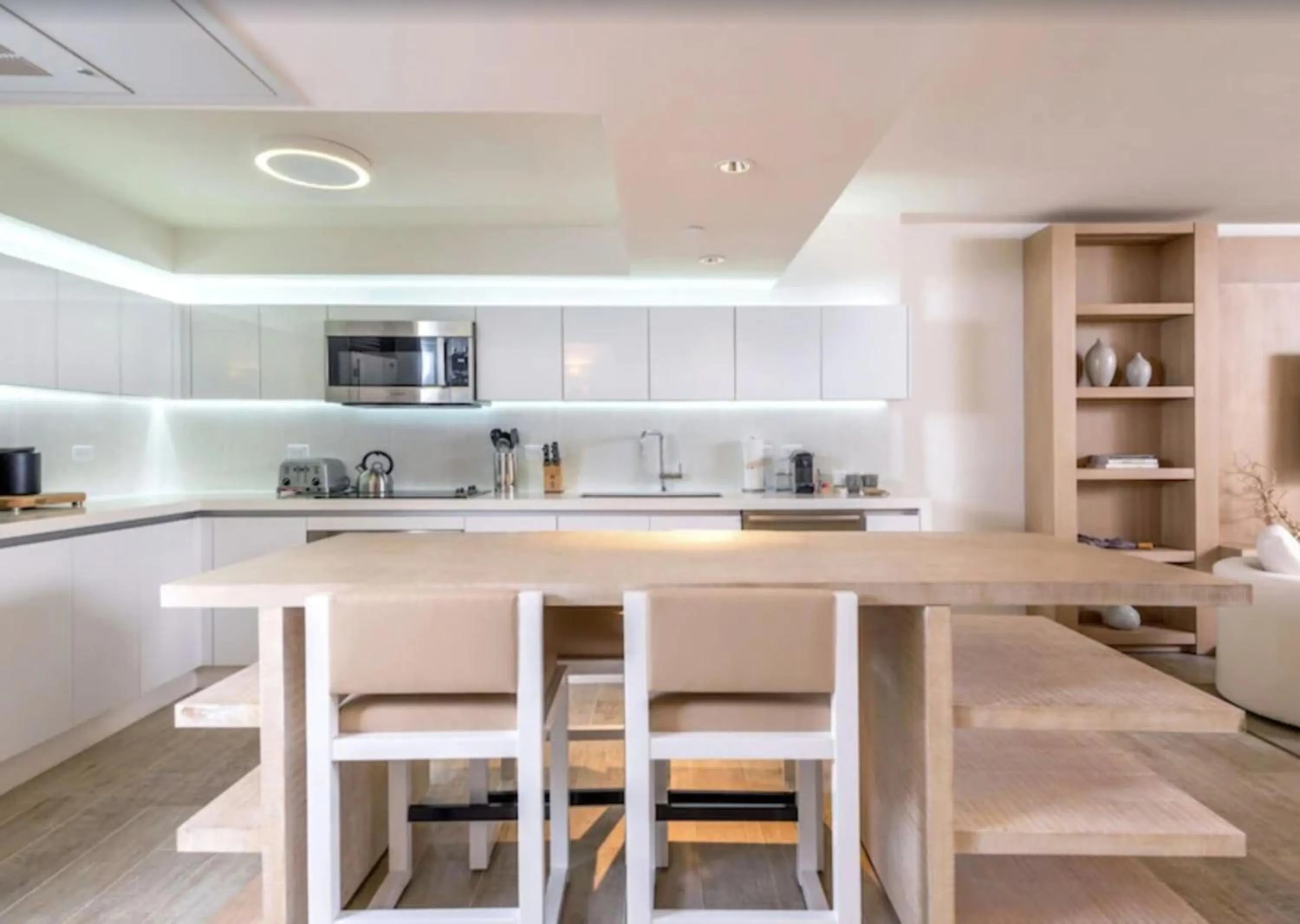 Dining area in 1 Hotel & Homes Miami Beach Oceanfront Residence Suites By Joe Semary