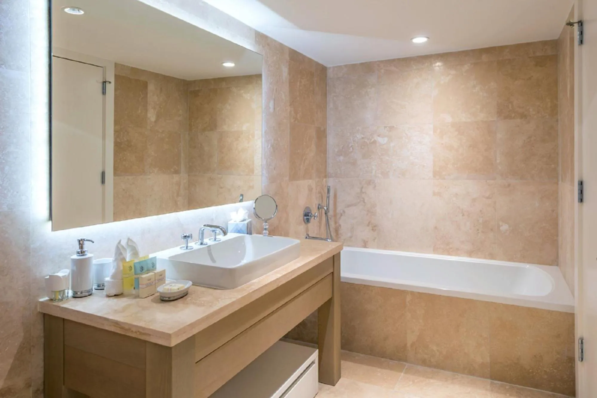 1 Hotel & Homes Miami Beach Oceanfront Residence Suites By Joe Semary