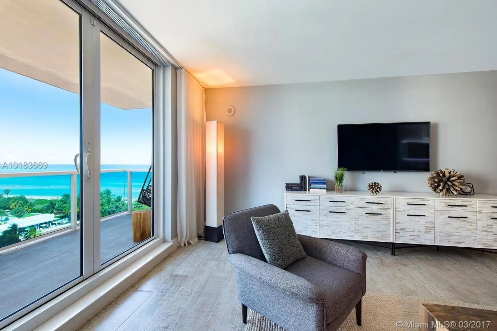 Sea view in 1 Hotel & Homes Miami Beach Oceanfront Residence Suites By Joe Semary