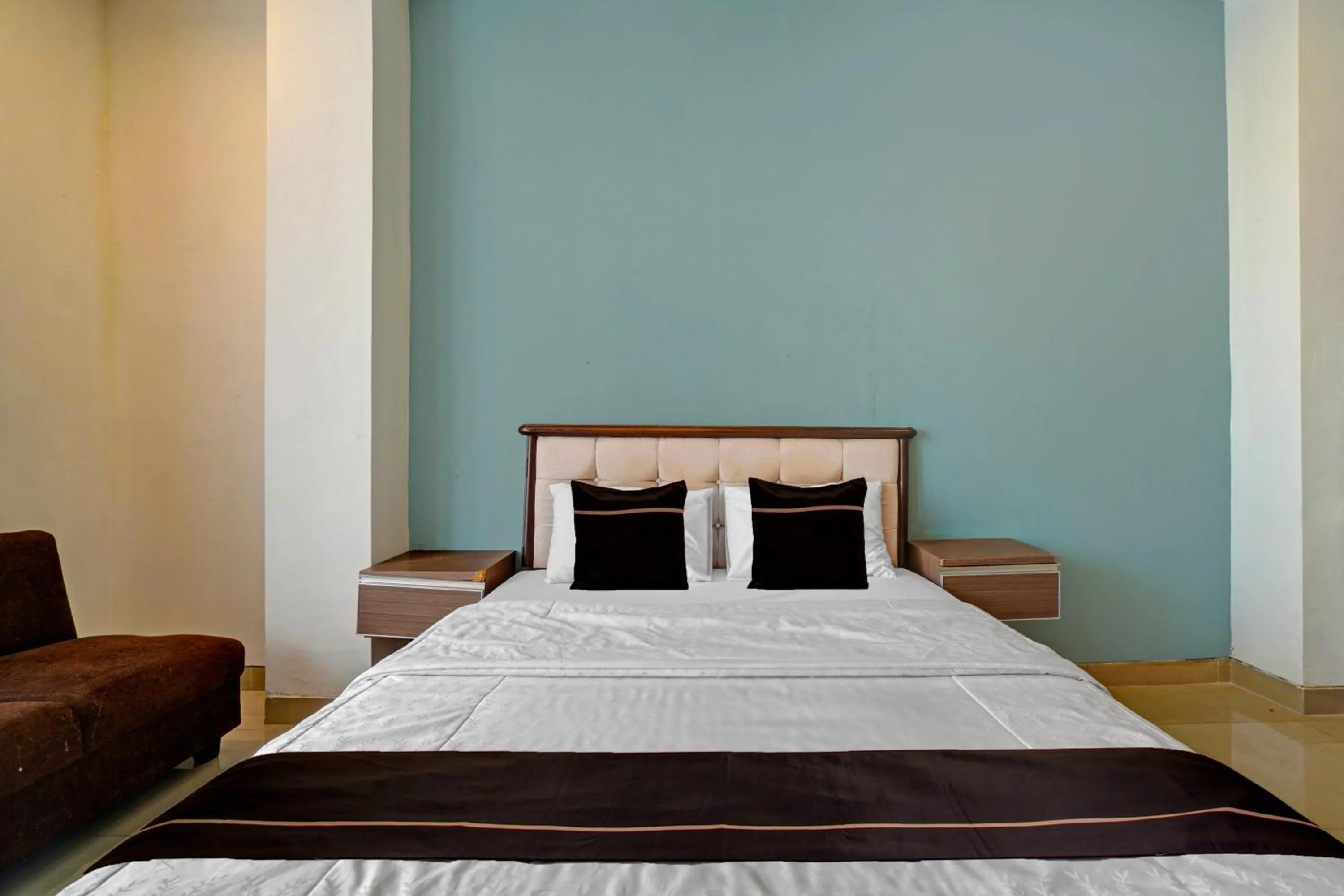 Deluxe Suite in OYO 170 RBN Stays