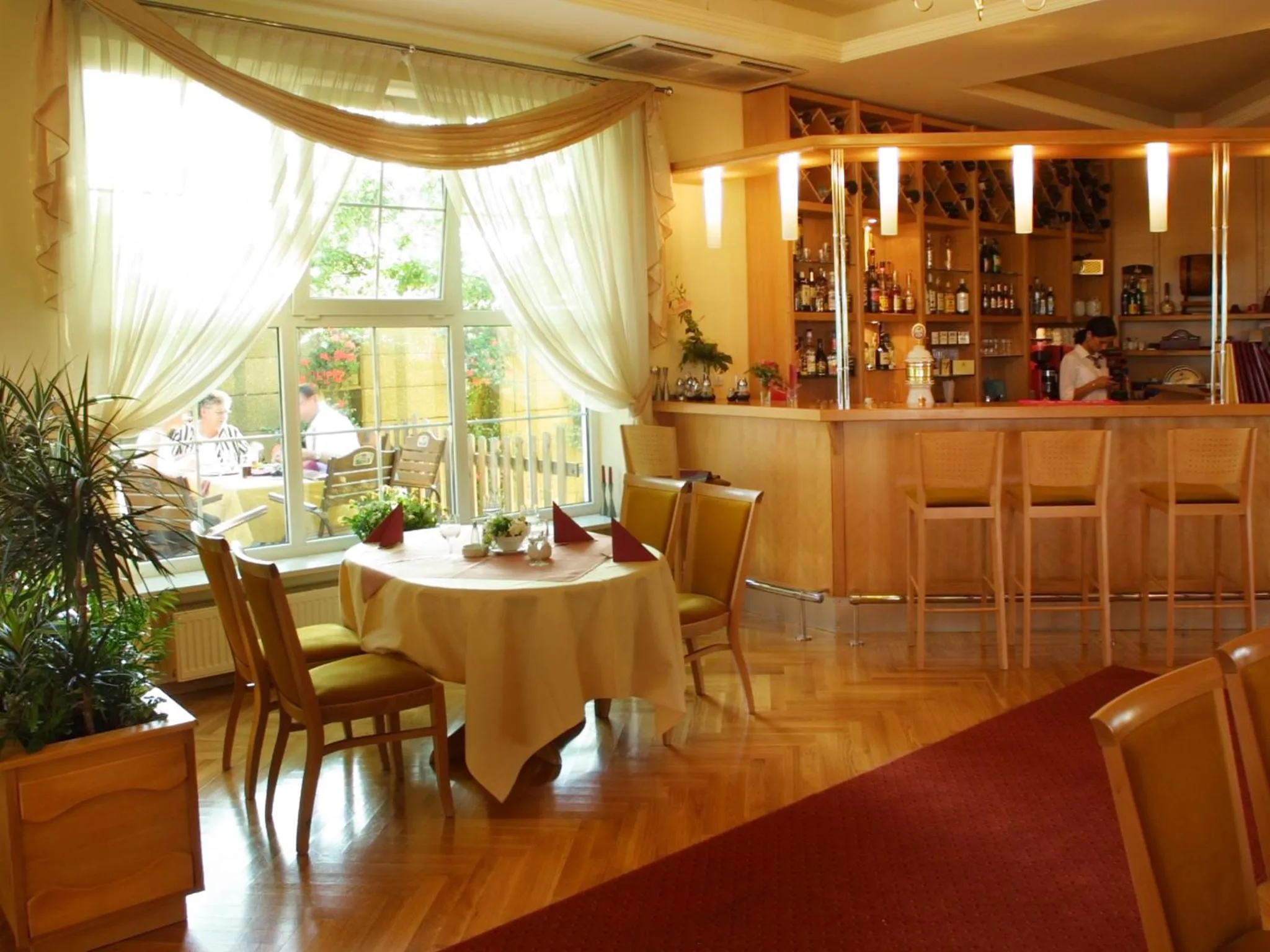 Restaurant/places to eat in Hotel Bielany