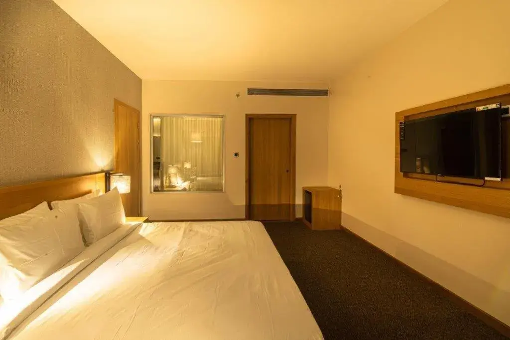 Suite with 15% off on laundry and mini bar & 20% off on spa services in The Vern at BLVD Suite with 15% off on laundry and mini bar & 20% off on spa services in The Vern at BLVD