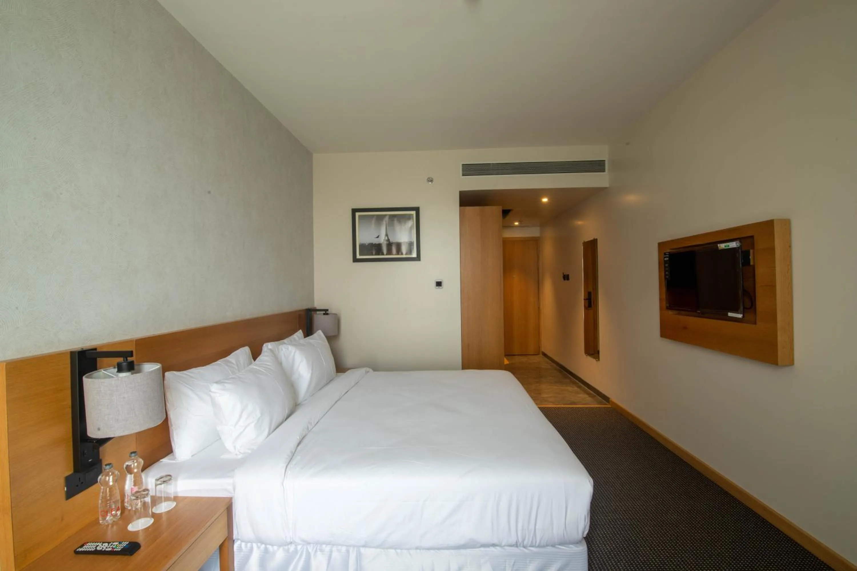 Photo of the whole room, Bed in The Vern at BLVD