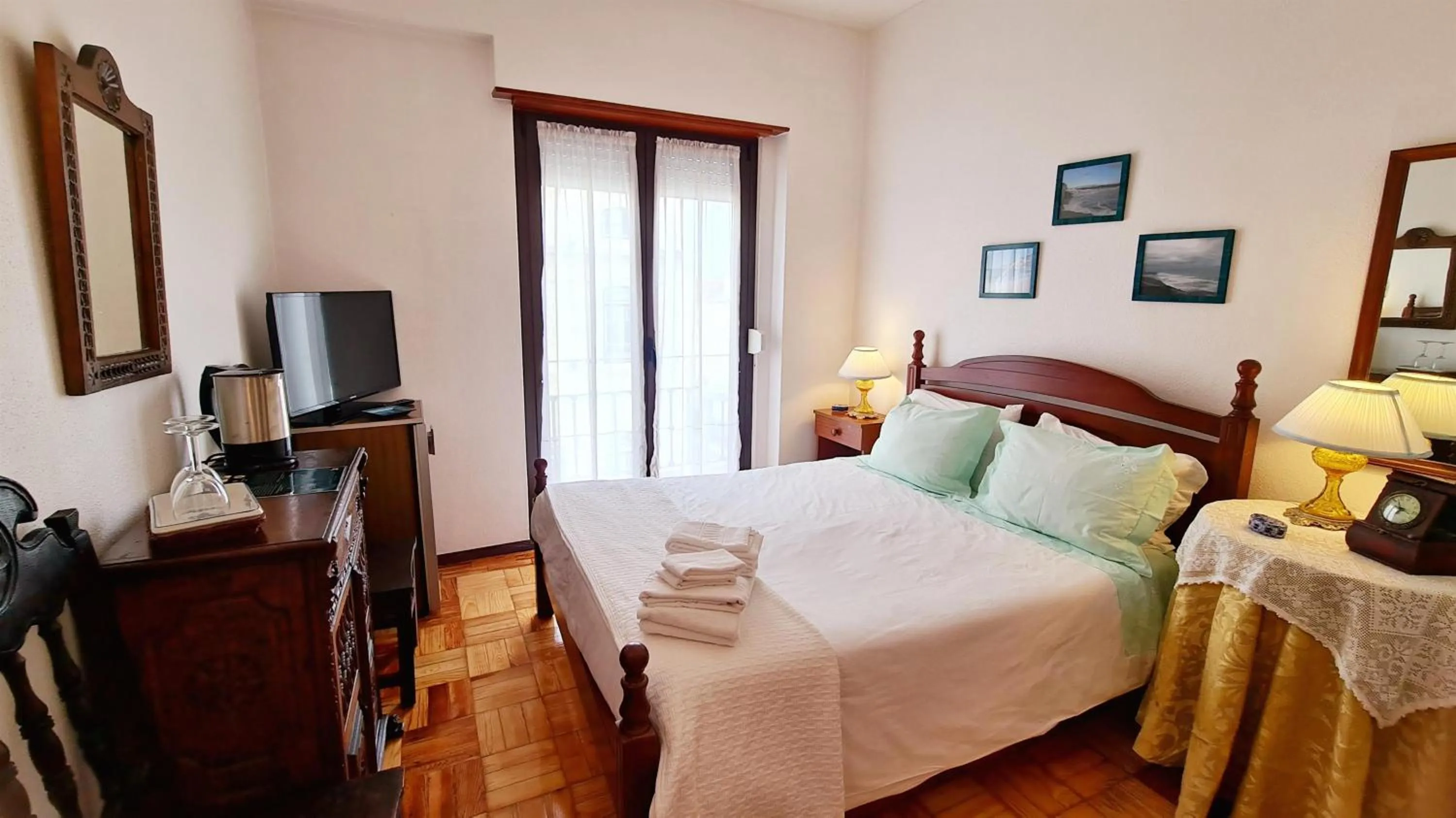 TV and multimedia, Bed in Solar dos Carvalhos - Apartamentos de Turismo