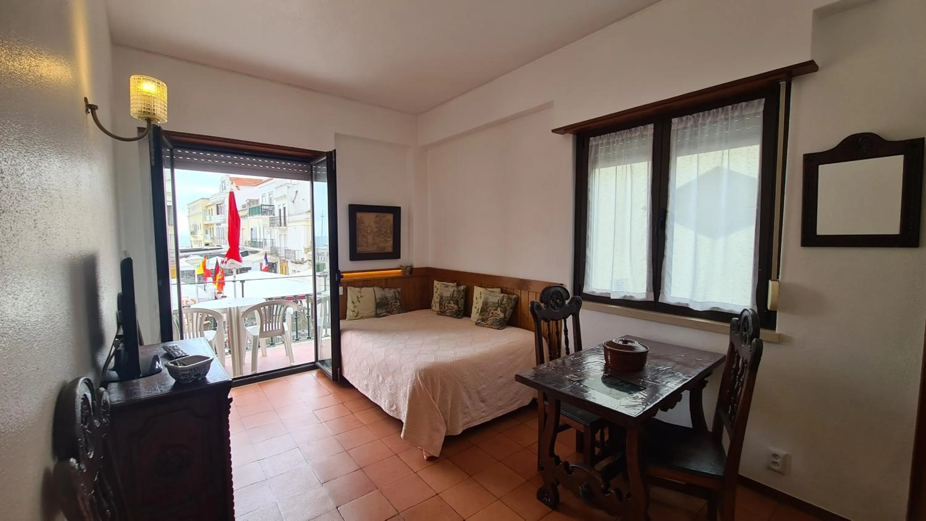 Balcony/Terrace, Bed in Solar dos Carvalhos - Apartamentos de Turismo