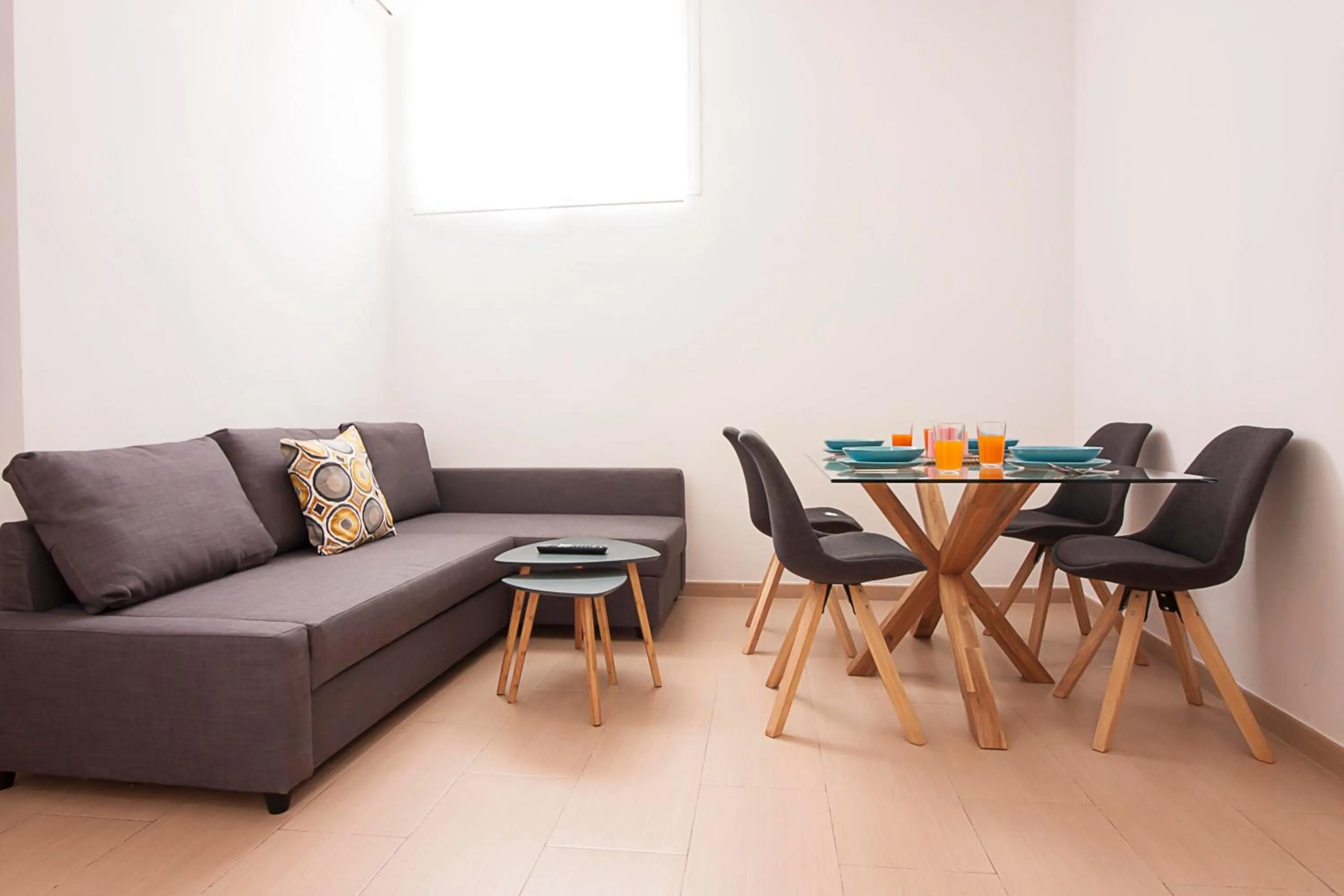 Living room in Rayito by FreshApartments by Bossh! Apartments