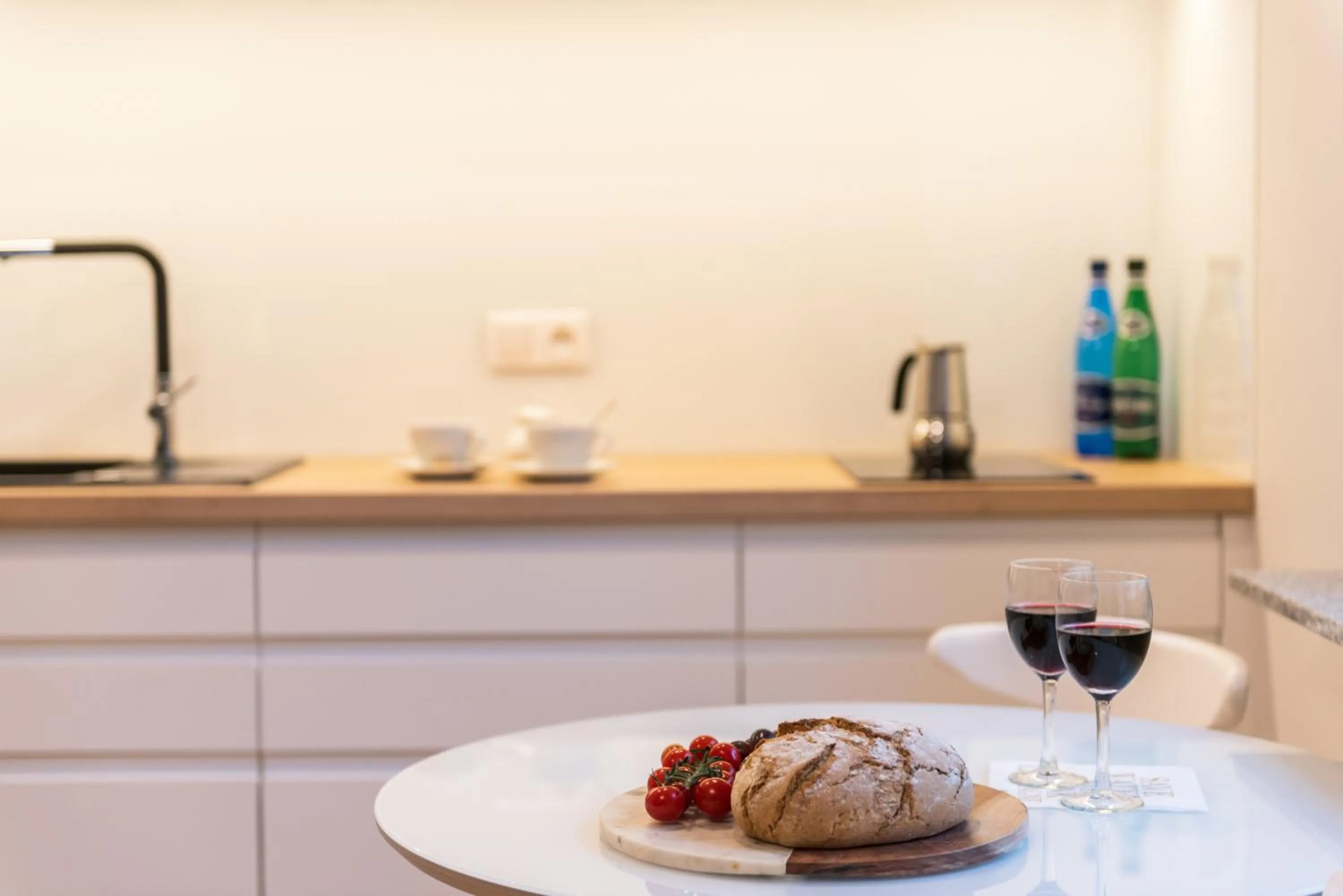 Coffee/tea facilities in Q17 Apartments Rynek