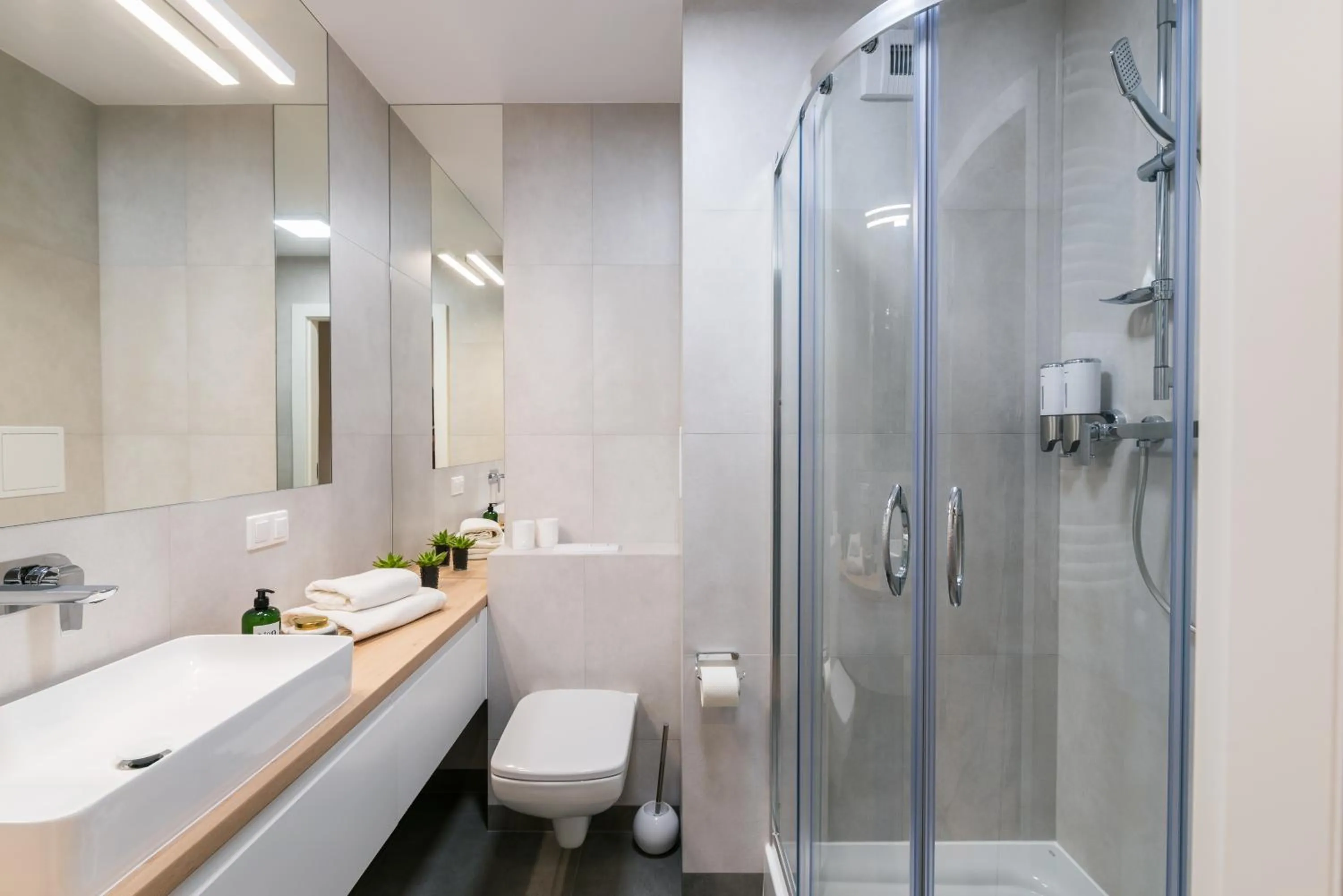 Shower in Q17 Apartments Rynek