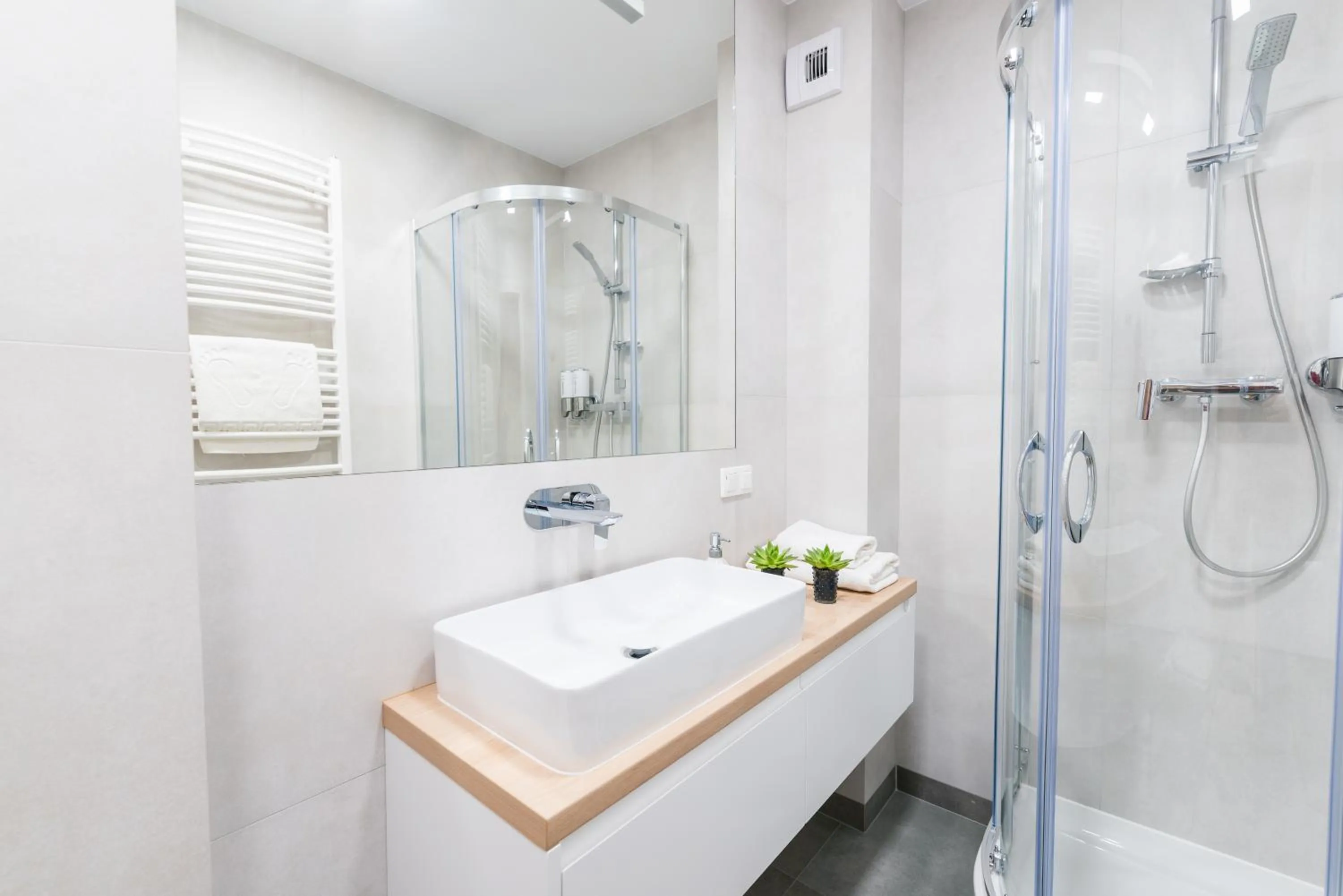 Shower in Q17 Apartments Rynek