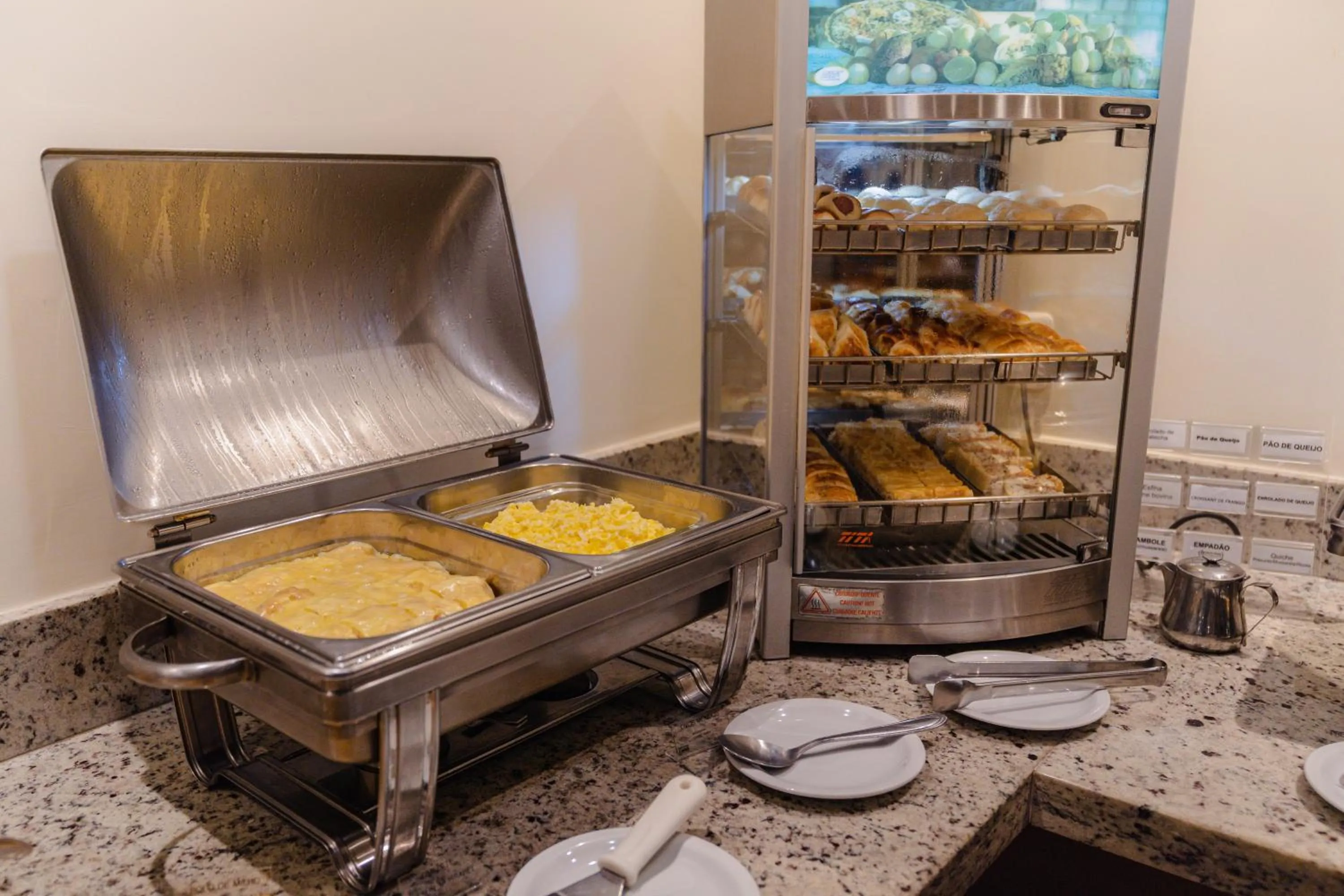 Buffet breakfast in Hotel Caiuá Express