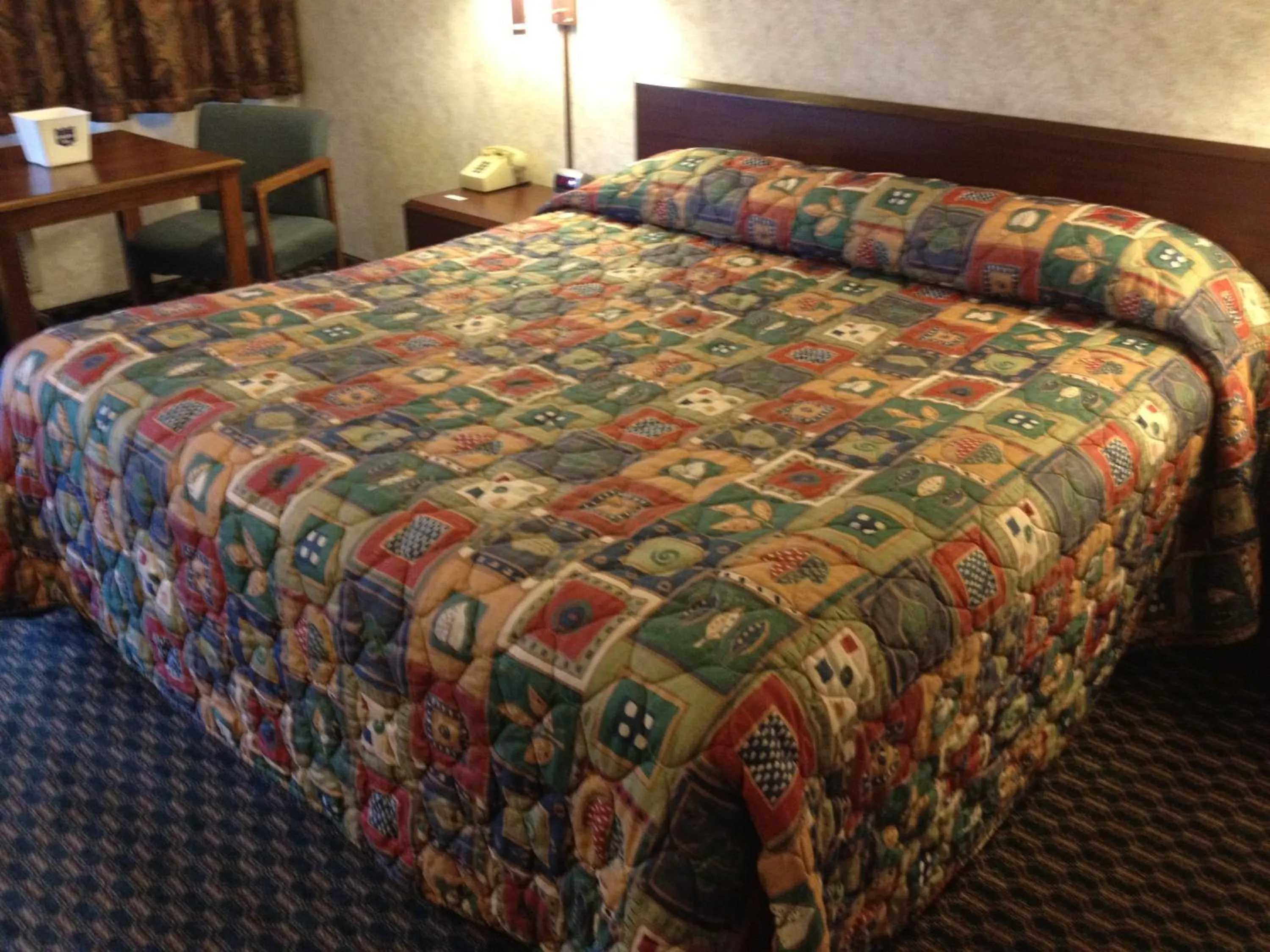 Bed in Richmond Inn and Suites
