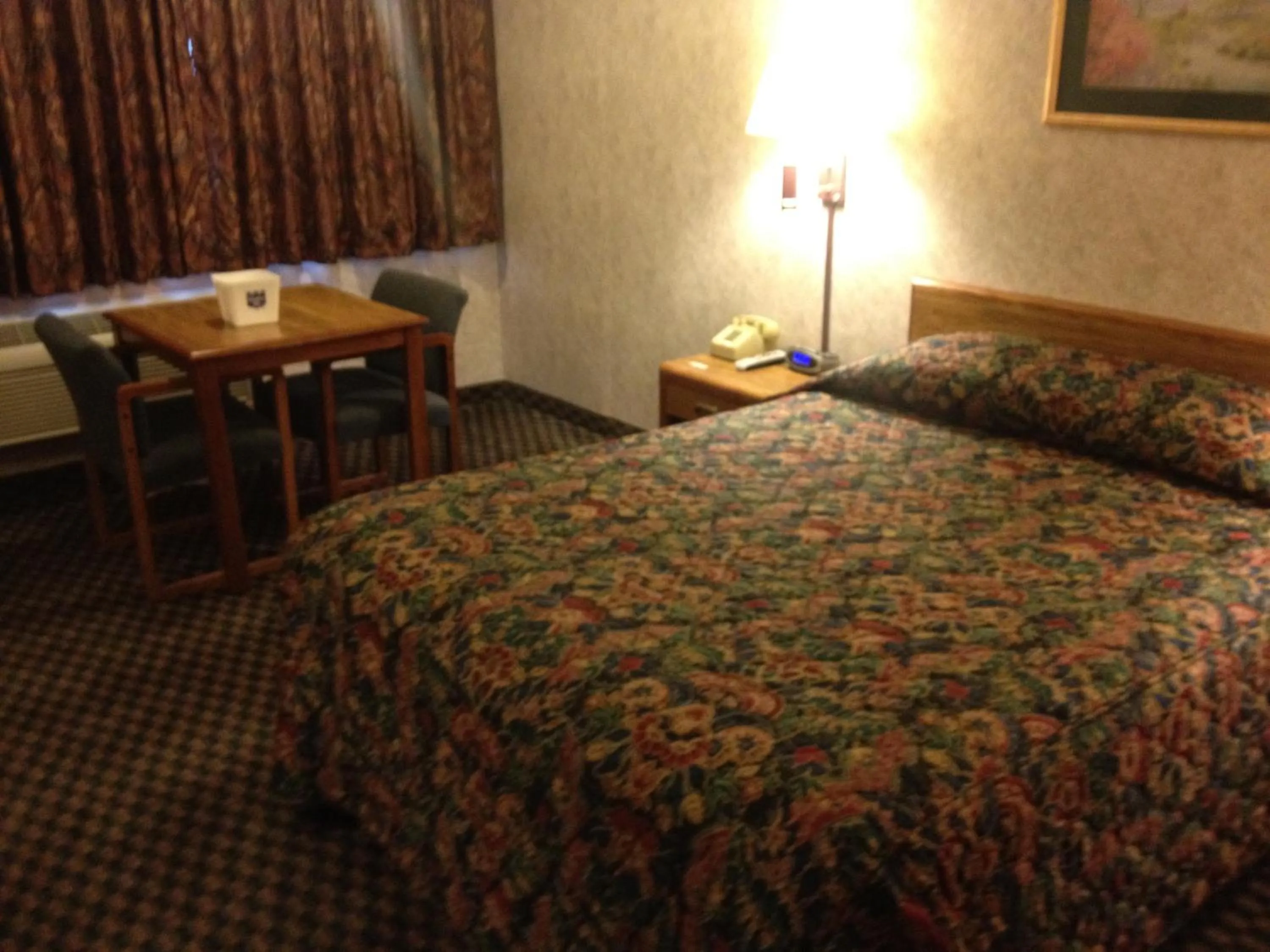 Bed in Richmond Inn and Suites