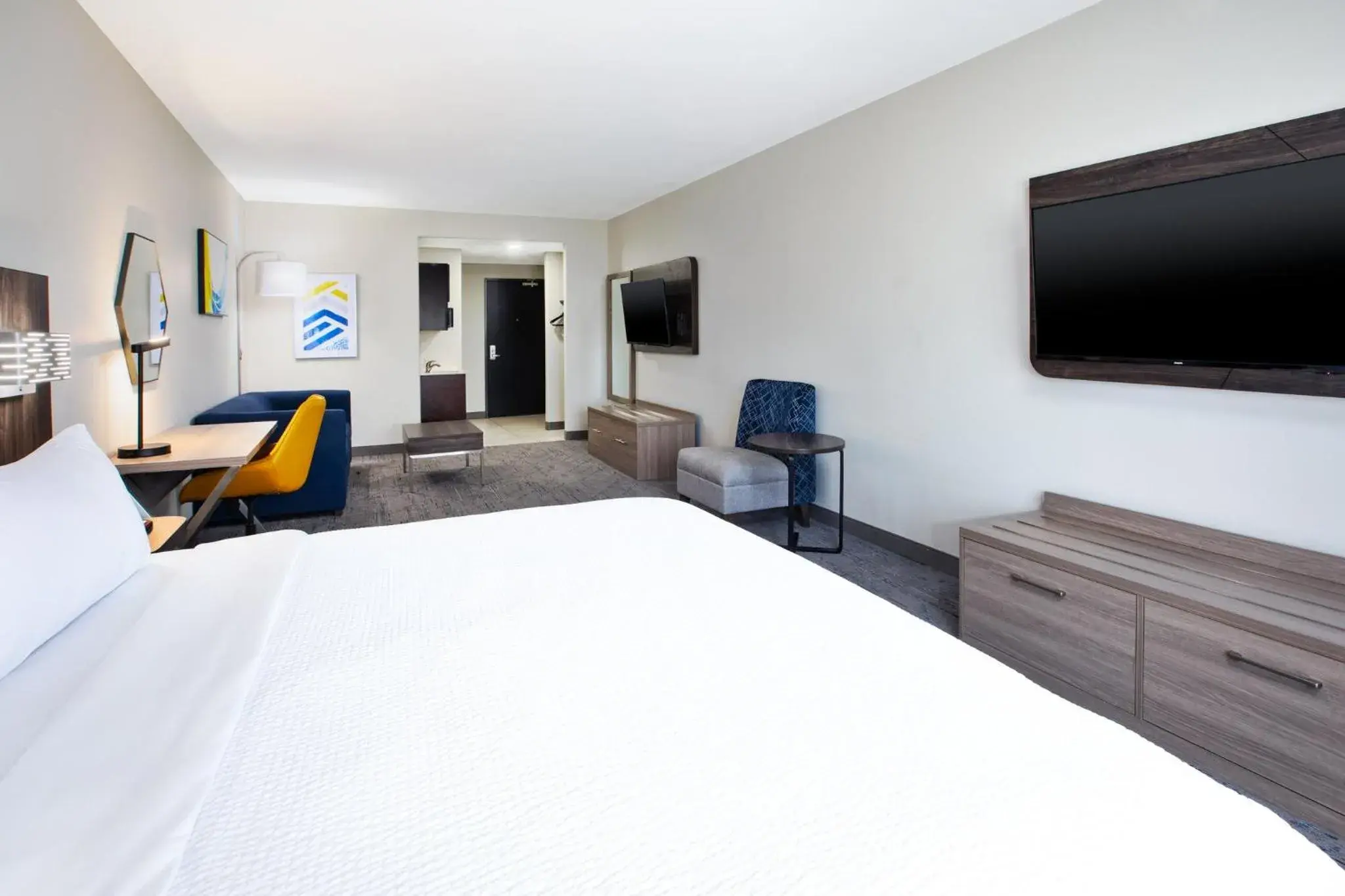 Photo of the whole room, Bed in Holiday Inn Express Hotel and Suites Duncan by IHG Photo of the whole room, Bed in Holiday Inn Express Hotel and Suites Duncan by IHG