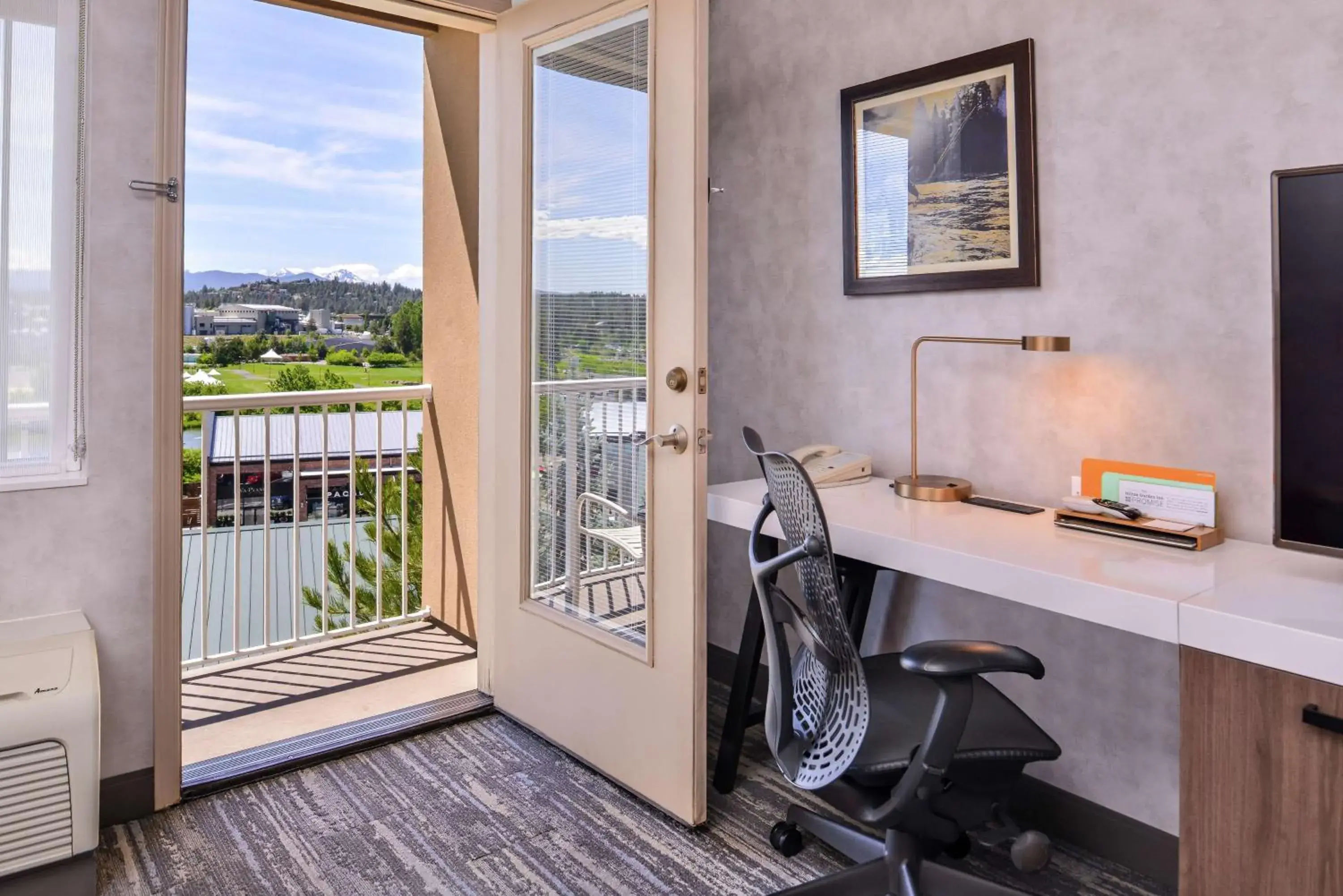 Photo of the whole room in Hilton Garden Inn Bend Photo of the whole room in Hilton Garden Inn Bend