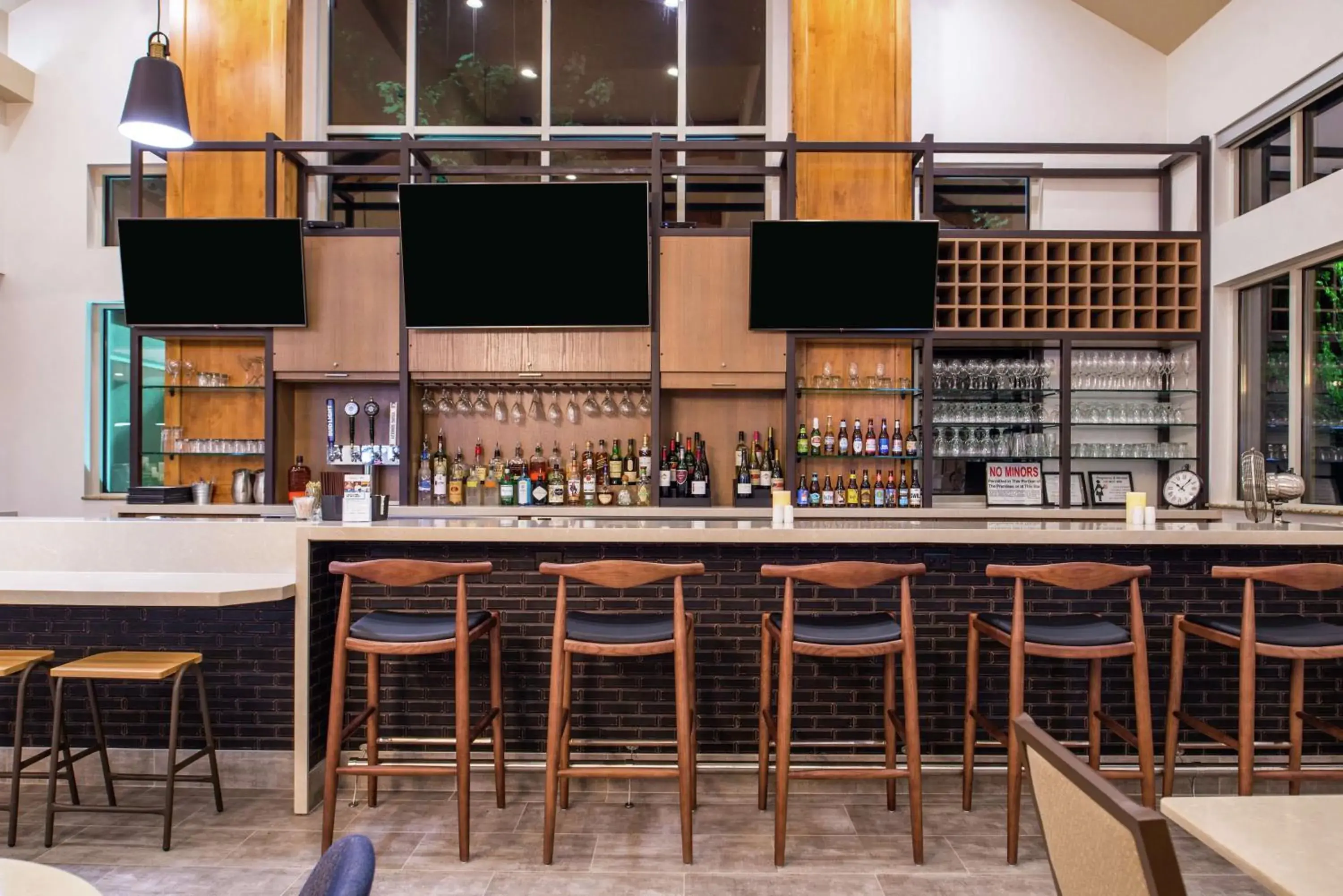 Lounge or bar in Hilton Garden Inn Bend Lounge or bar in Hilton Garden Inn Bend