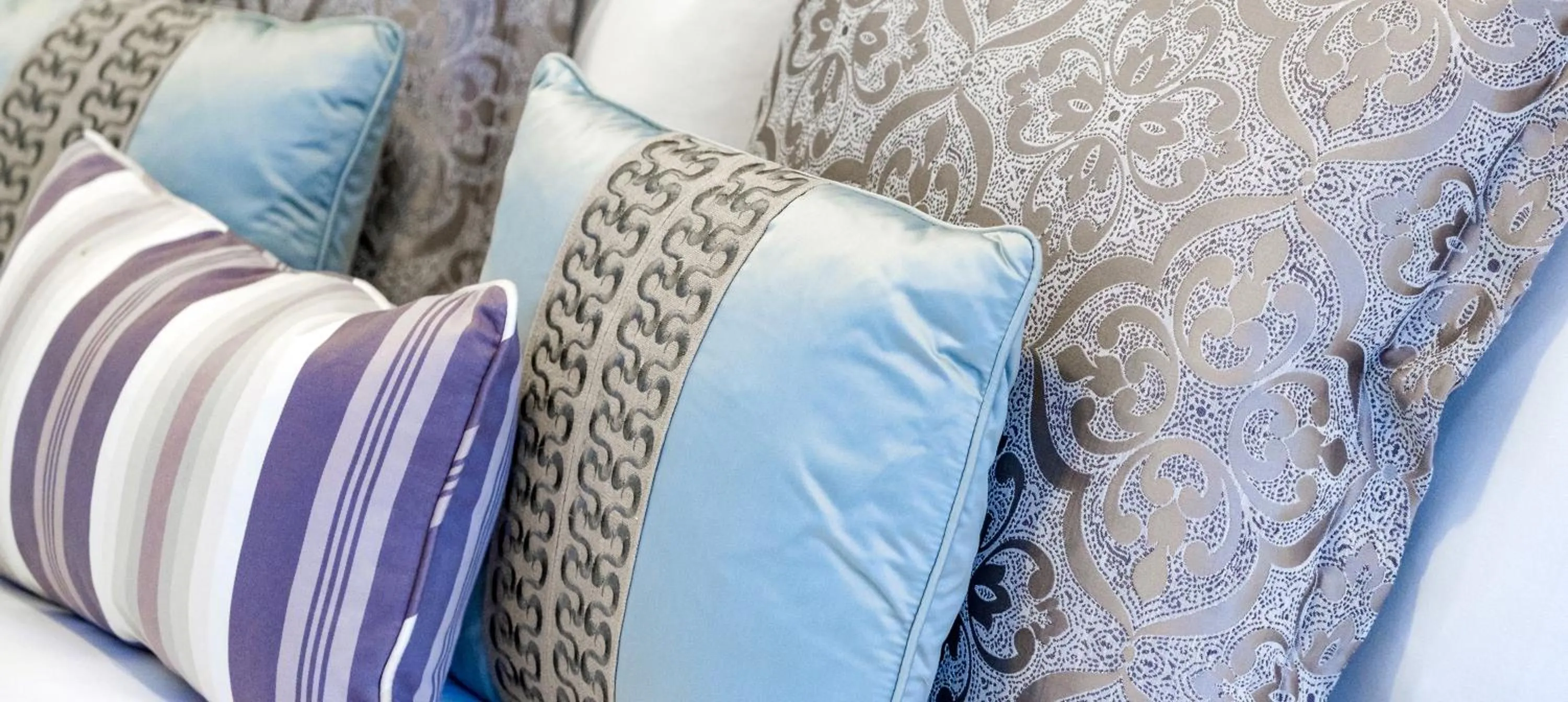 Bed in Candle Light Inn