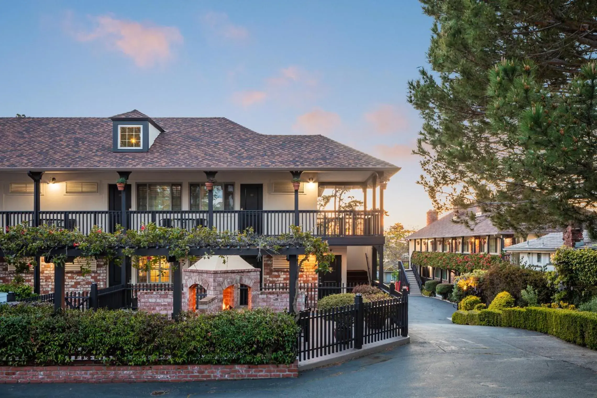 Property building in Candle Light Inn Property building in Candle Light Inn