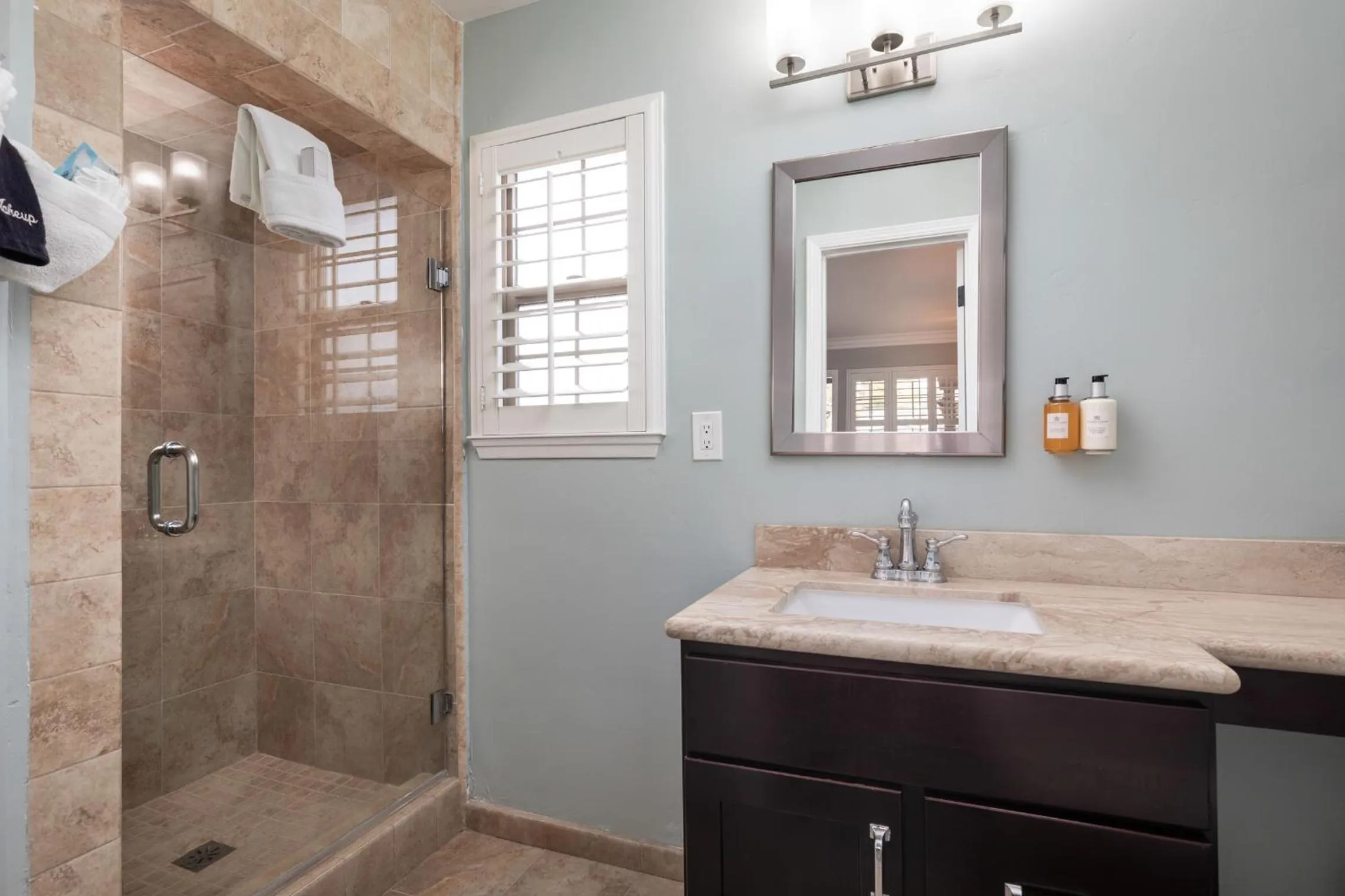 Shower in Candle Light Inn