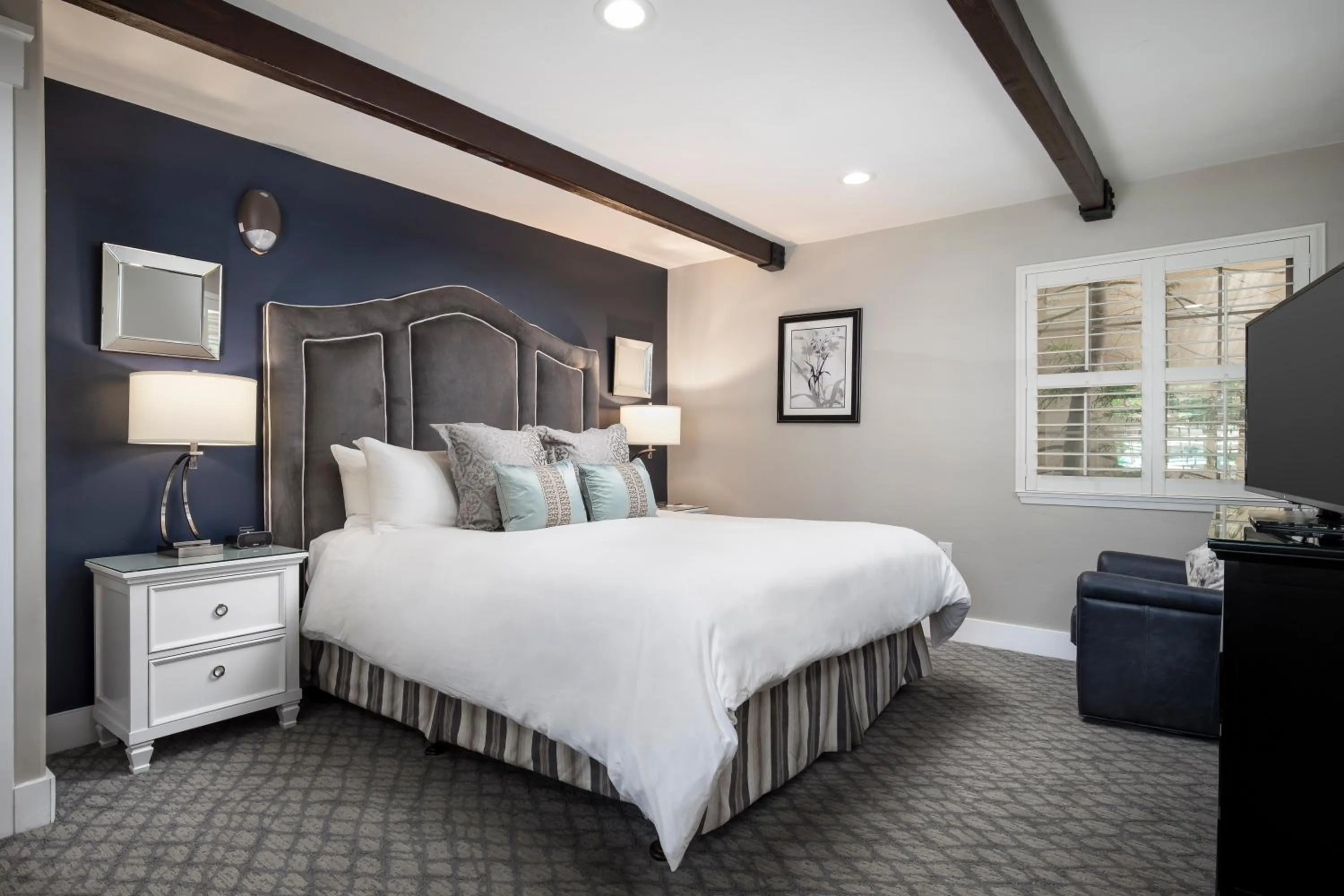 Bed in Candle Light Inn