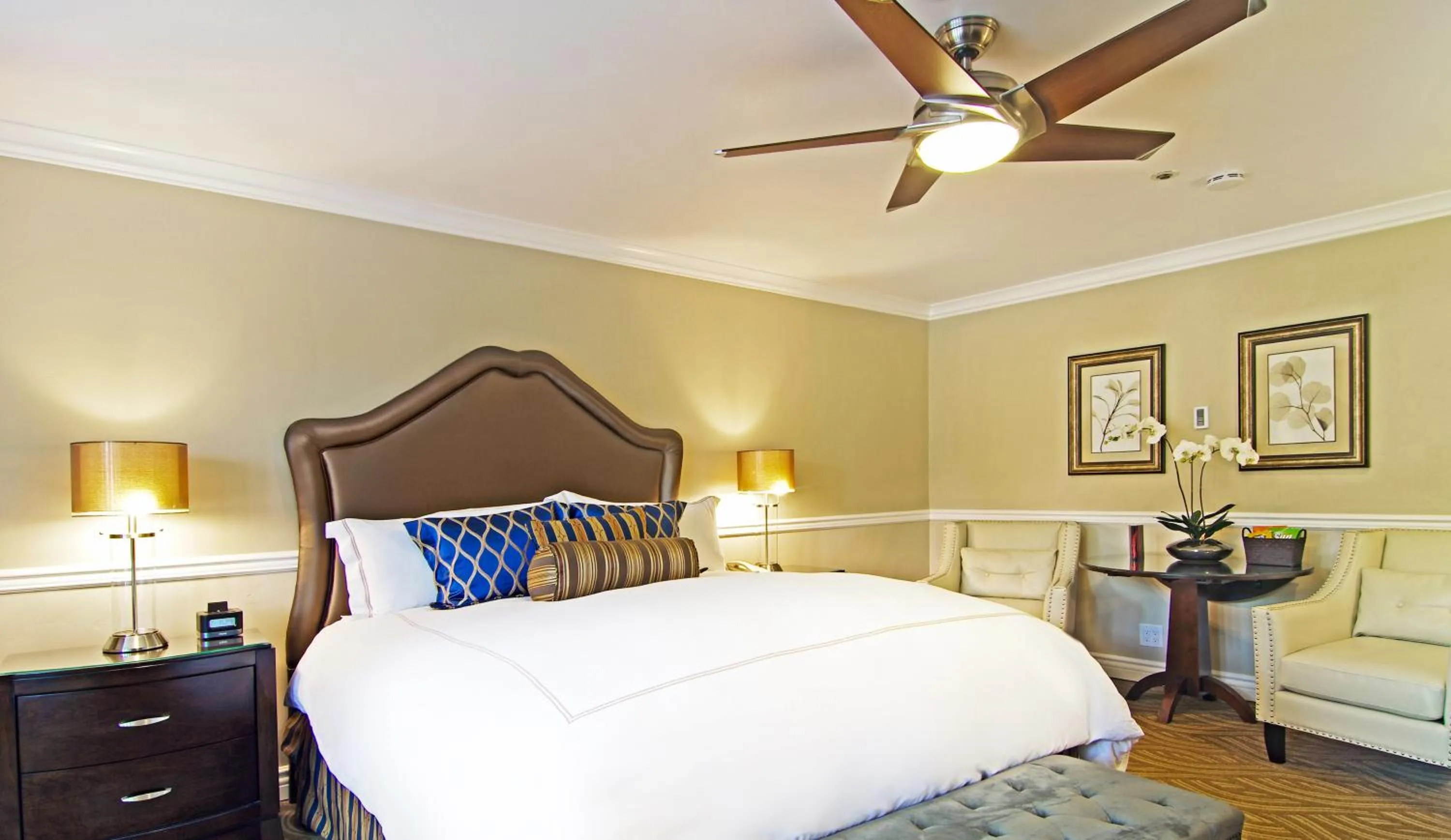 Bedroom, Bed in Carriage House Inn