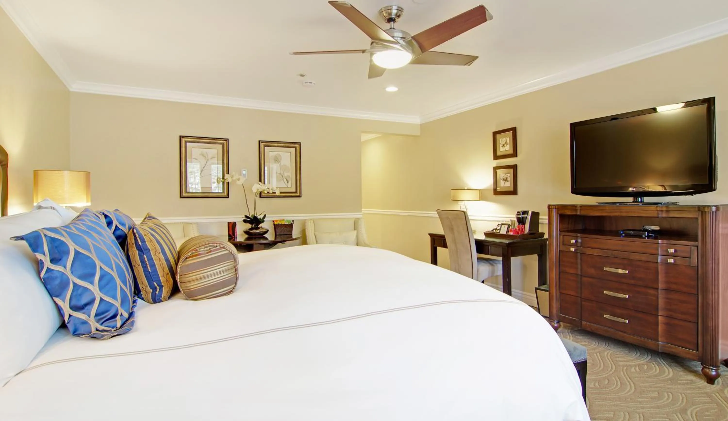 Bedroom, Bed in Carriage House Inn