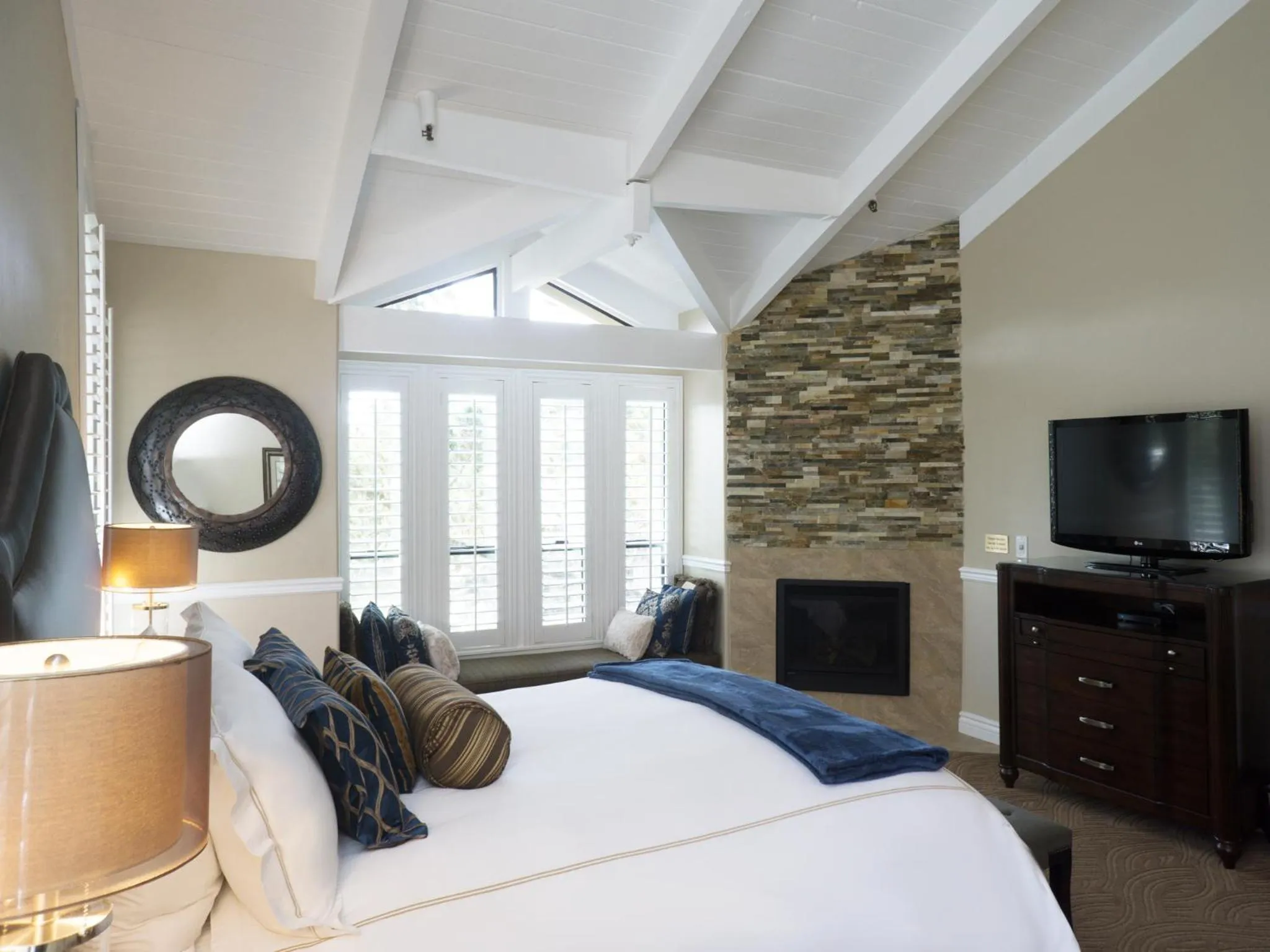 Day, Bed in Carriage House Inn