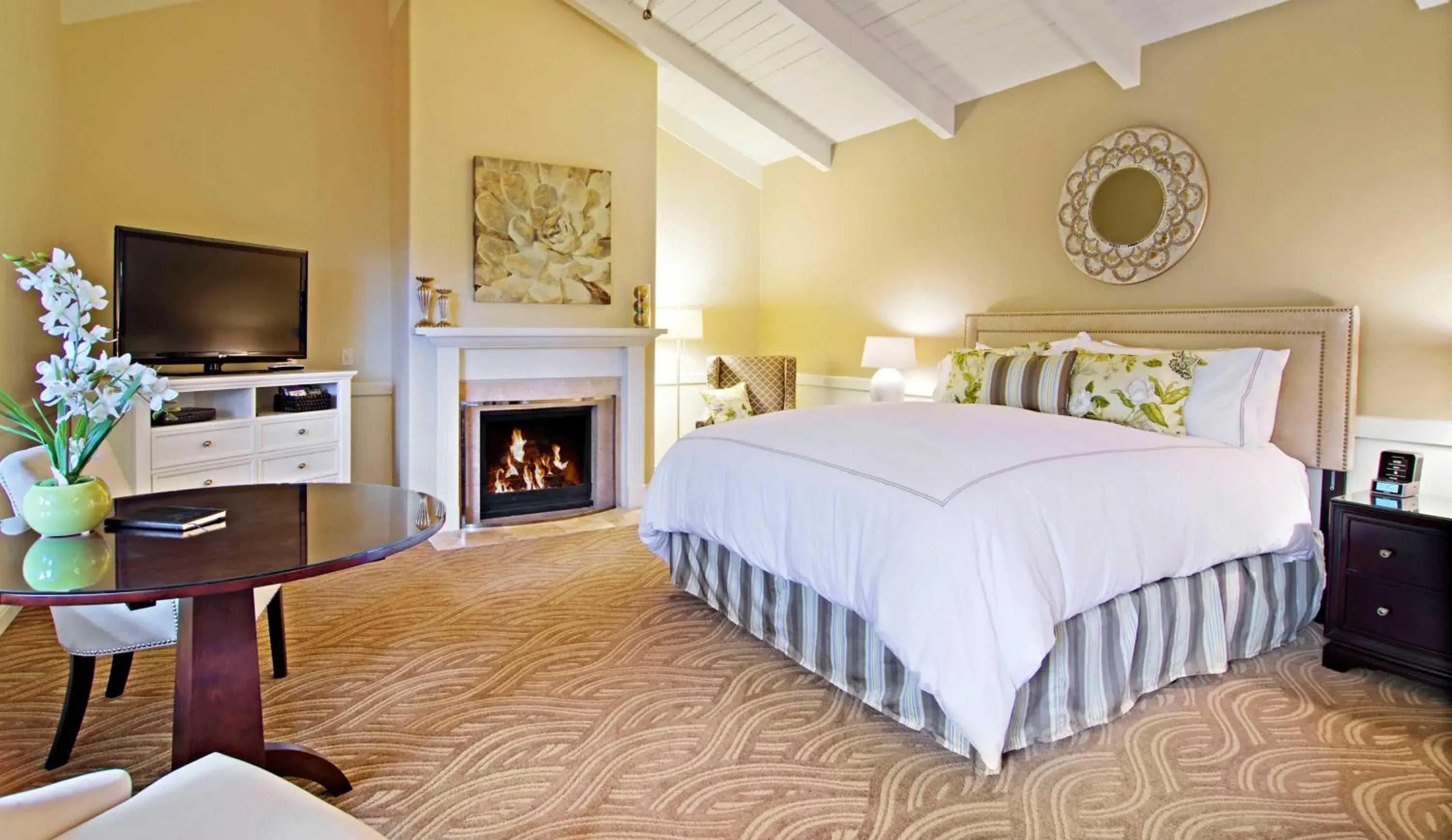 Premium King Room in Carriage House Inn Premium King Room in Carriage House Inn