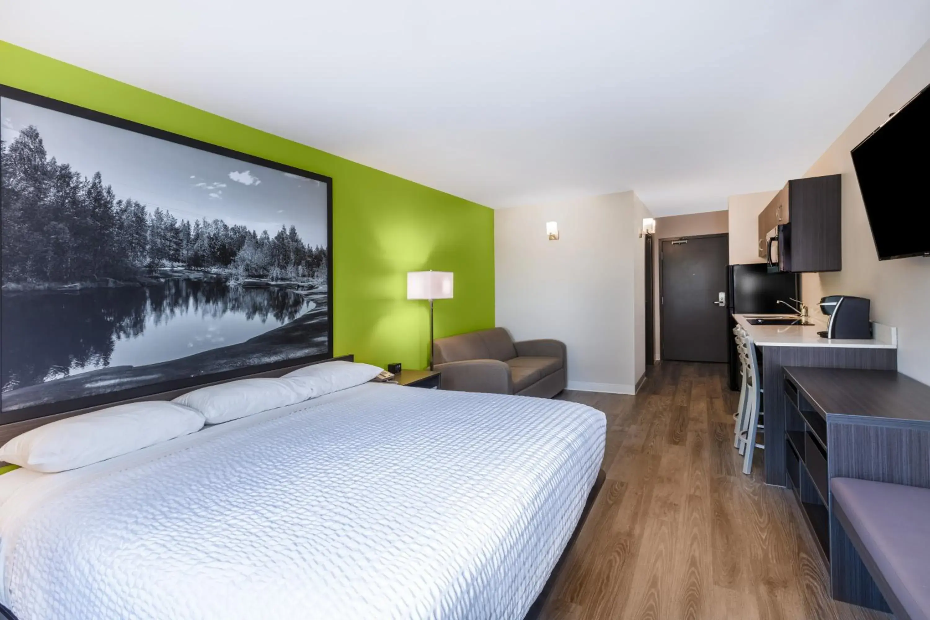 Efficiency King Room - Non-Smoking in Super 8 by Wyndham Winnipeg East MB Efficiency King Room - Non-Smoking in Super 8 by Wyndham Winnipeg East MB