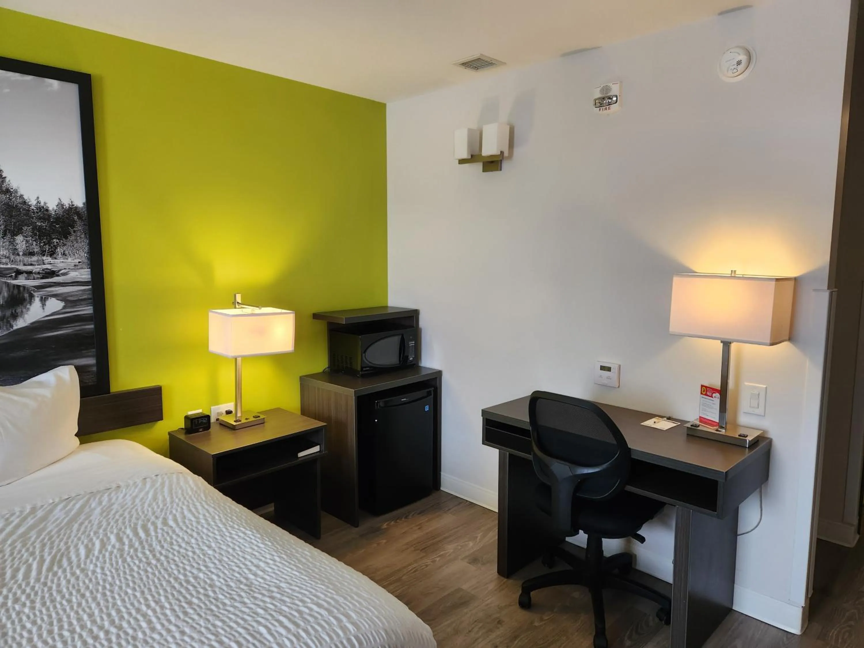 Bedroom, Bed in Super 8 by Wyndham Winnipeg East MB