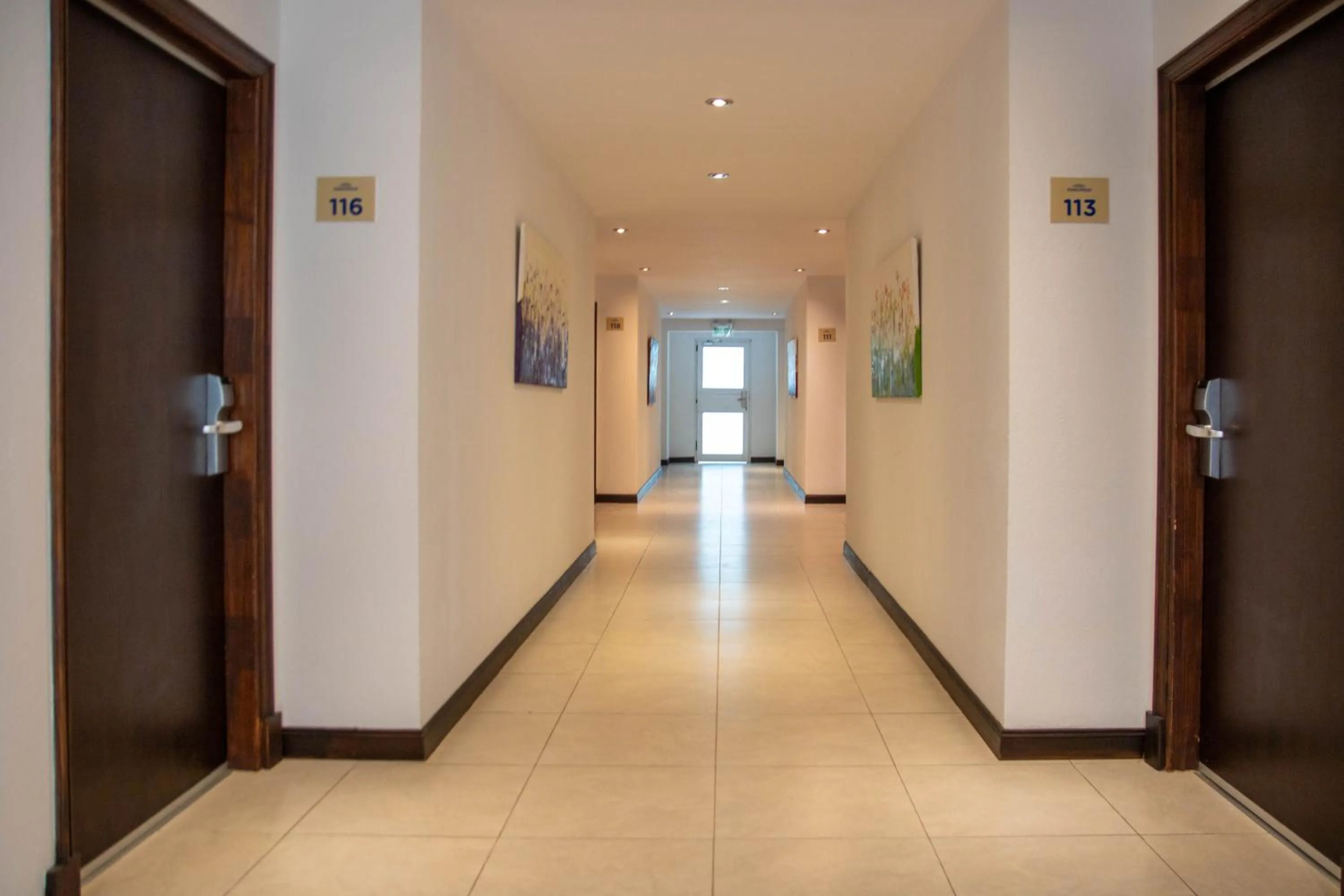 room service in Howard Johnson Hotel & Convention Center Madariaga - Carilo