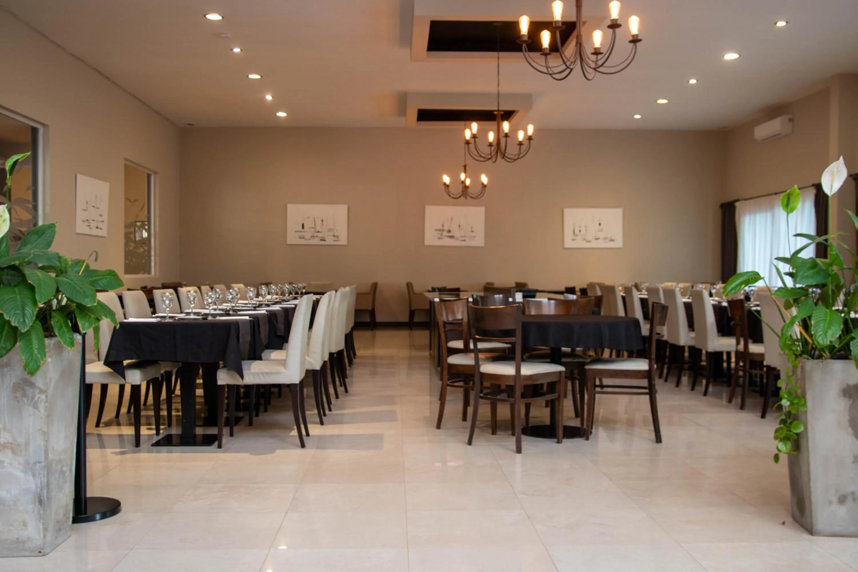 Restaurant/places to eat in Howard Johnson Hotel & Convention Center Madariaga - Carilo