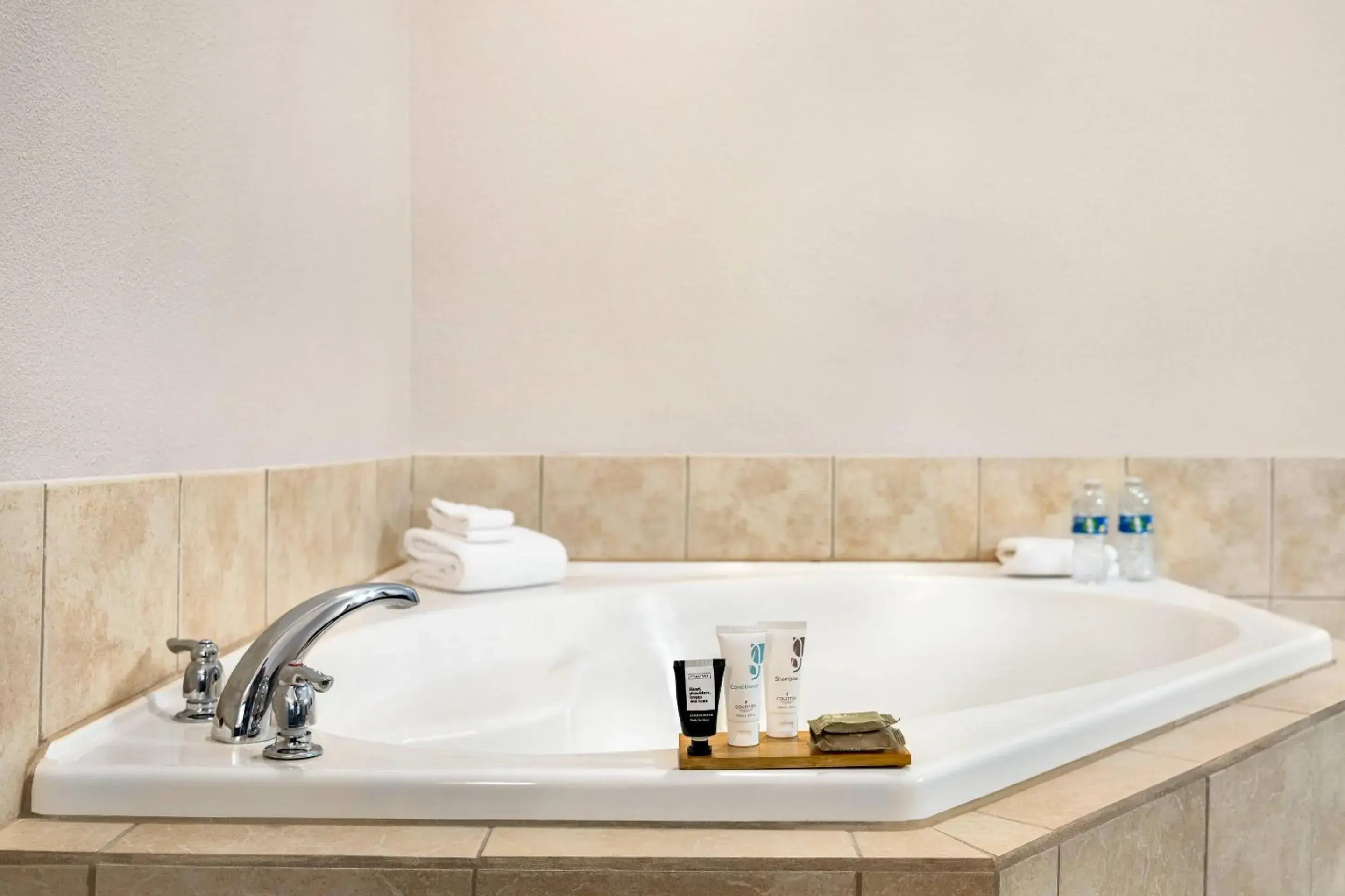 King Suite with Whirlpool - Non-Smoking in Country Inn & Suites by Radisson, Boise West - Meridian King Suite with Whirlpool - Non-Smoking in Country Inn & Suites by Radisson, Boise West - Meridian