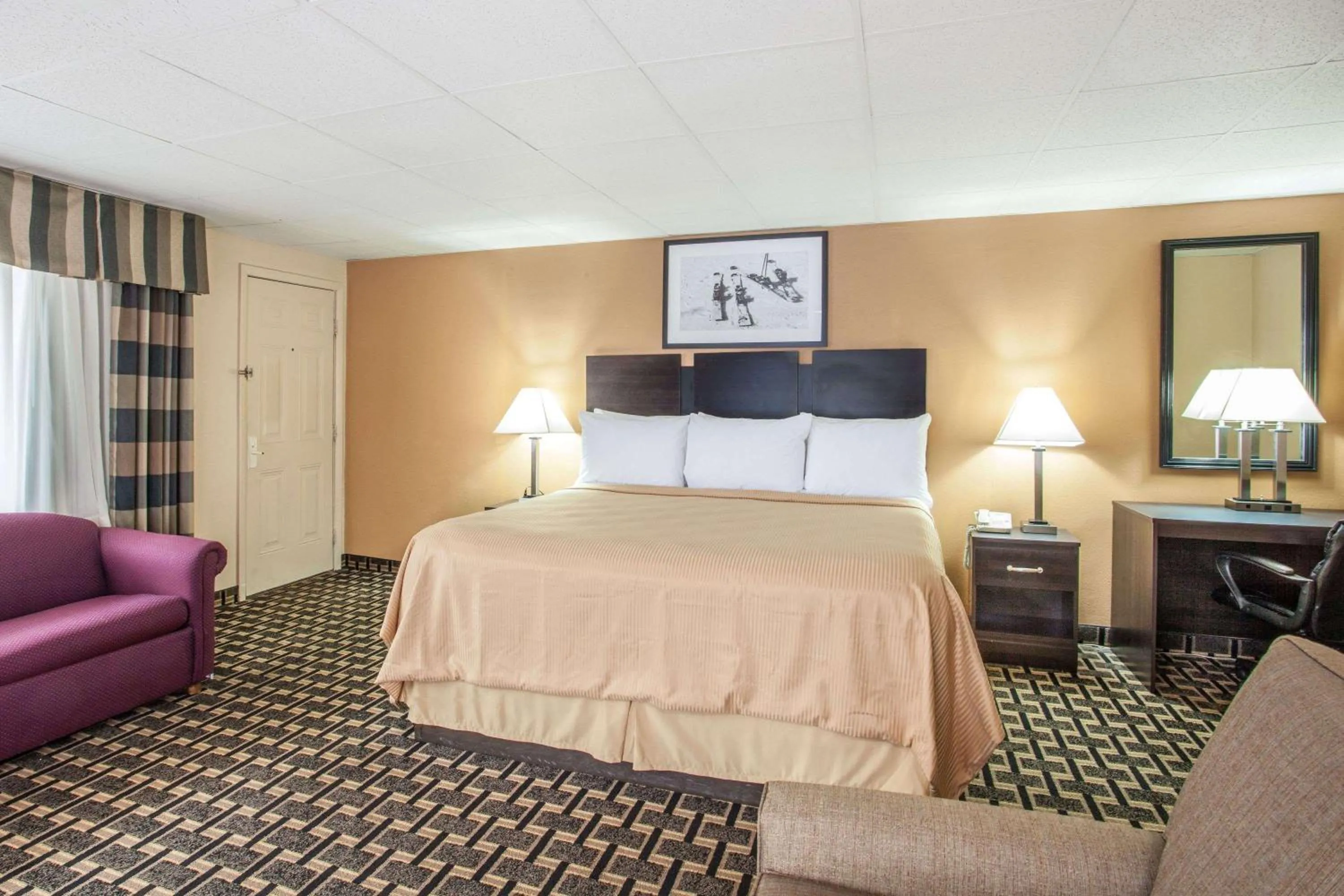 Photo of the whole room, Bed in Travelodge by Wyndham South Burlington