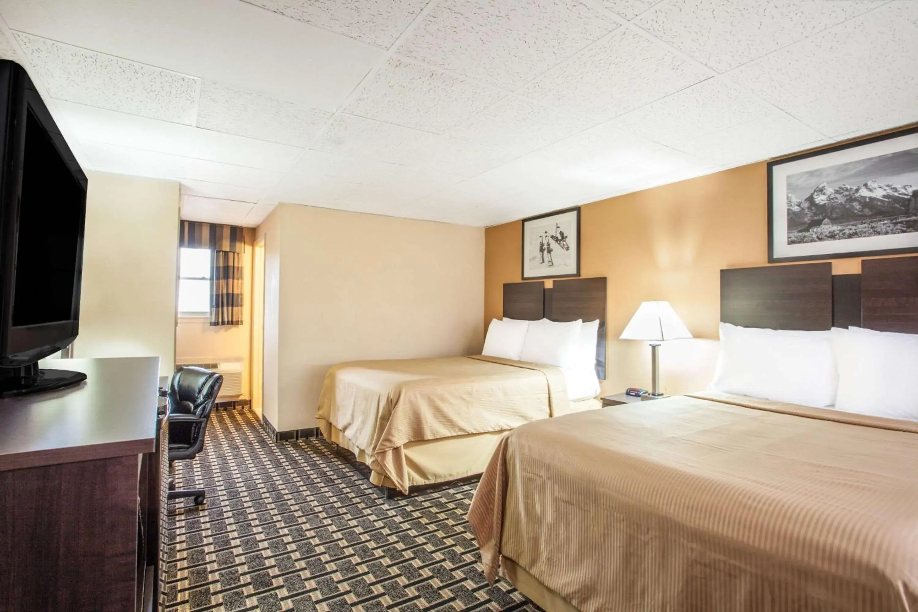 Photo of the whole room, Bed in Travelodge by Wyndham South Burlington Photo of the whole room, Bed in Travelodge by Wyndham South Burlington