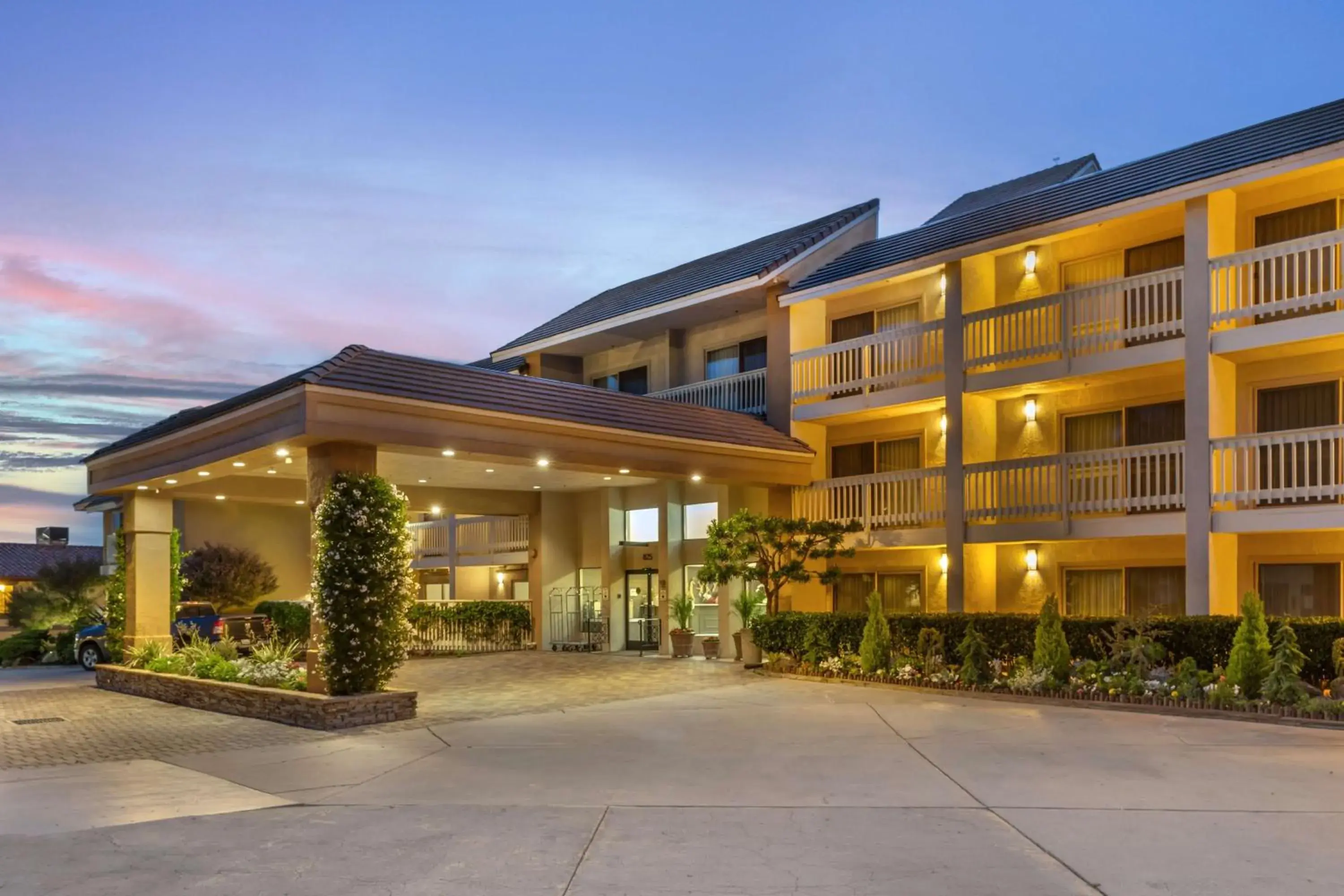 Property building in Best Western Plus Monterey Inn Property building in Best Western Plus Monterey Inn