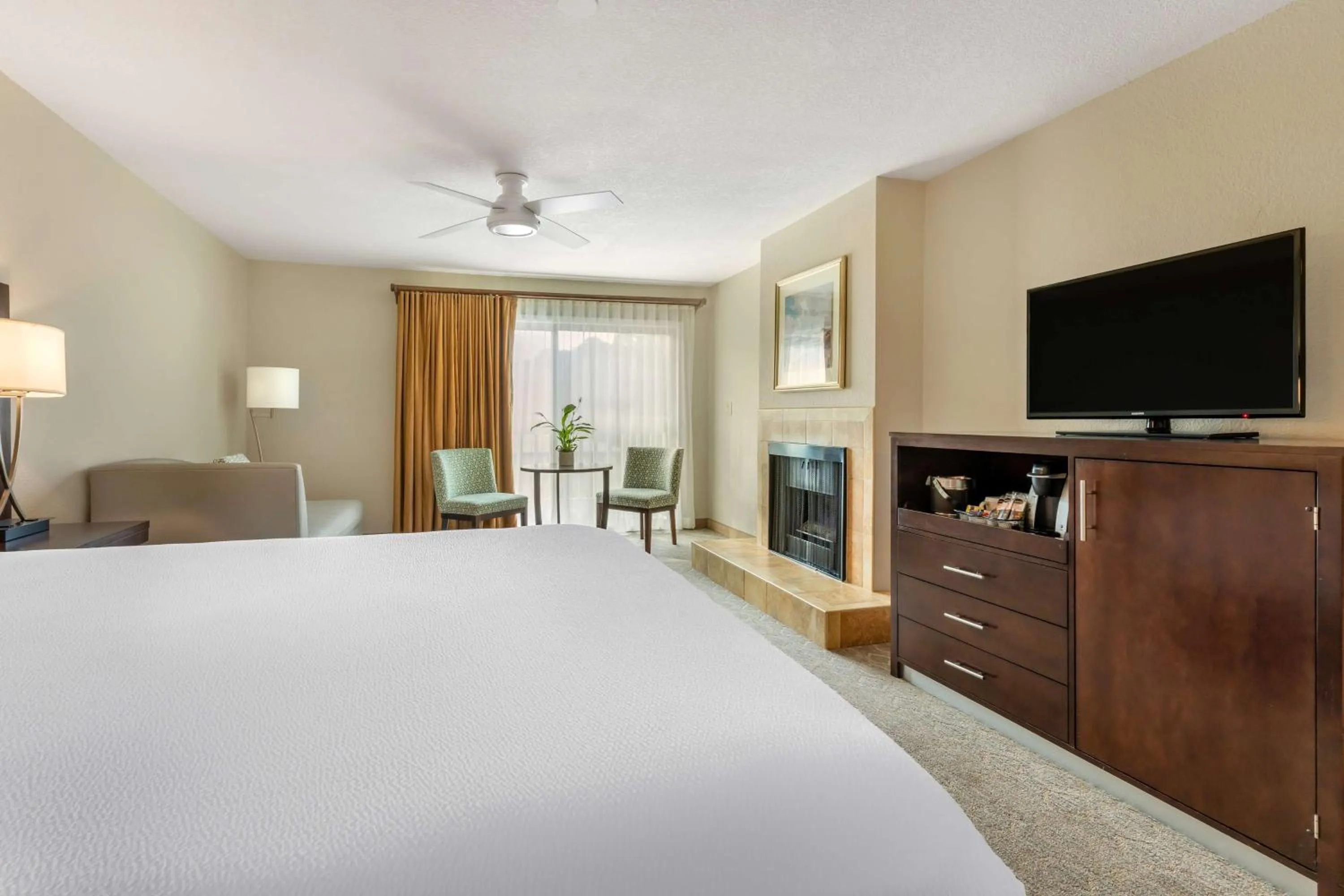 Bedroom, Bed in Best Western Plus Monterey Inn