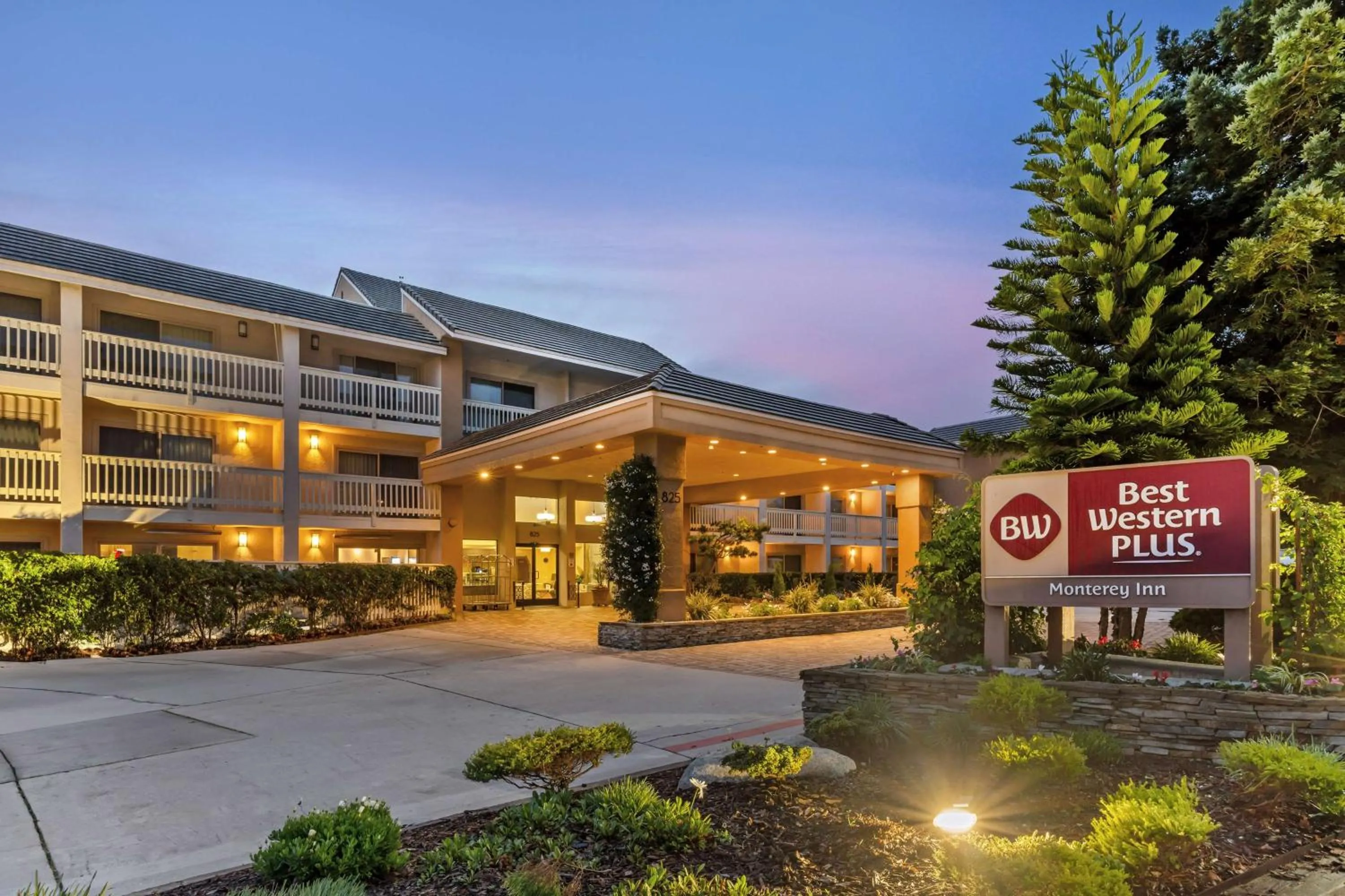 Property building in Best Western Plus Monterey Inn