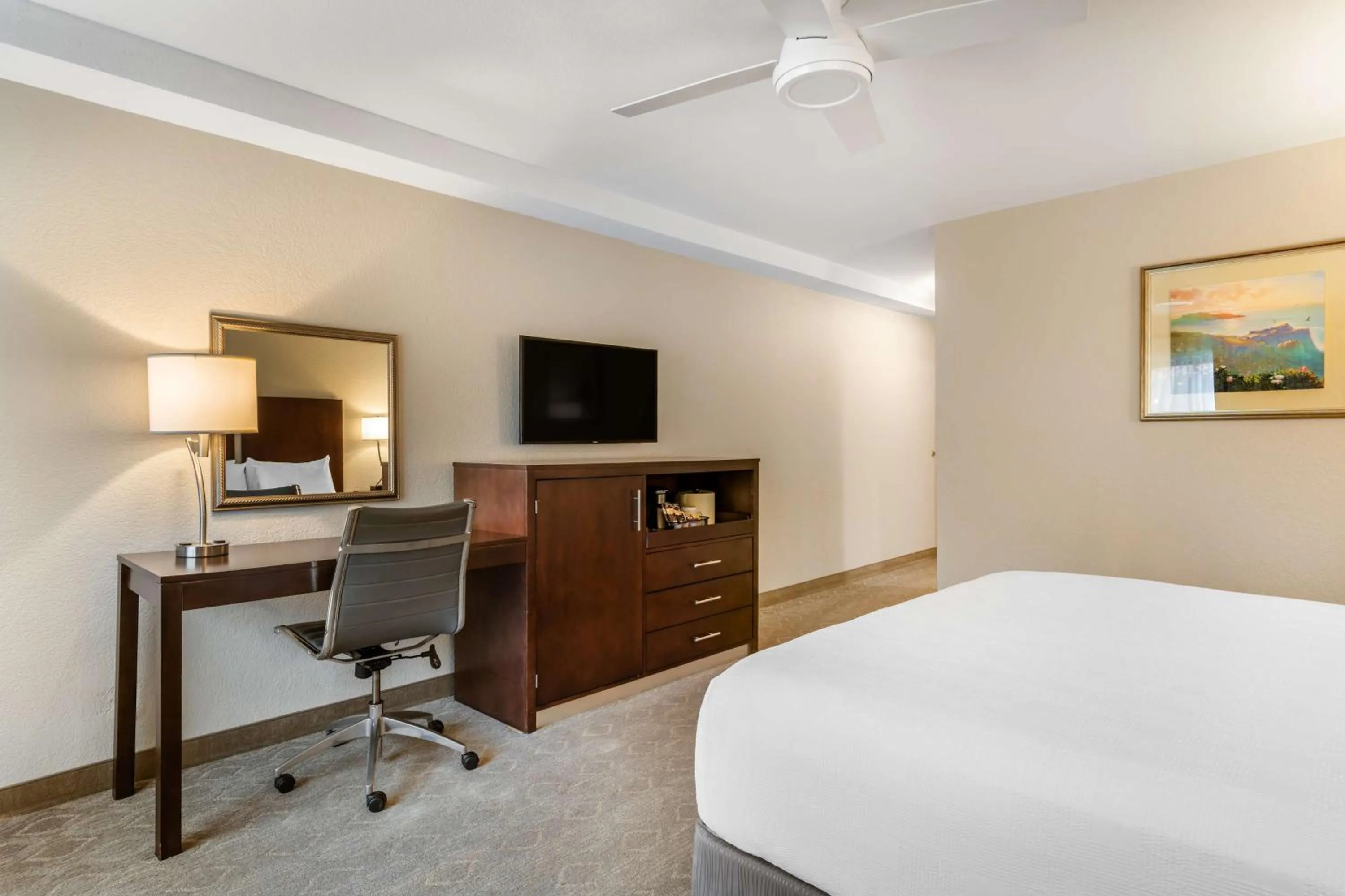 Bedroom, Bed in Best Western Plus Monterey Inn