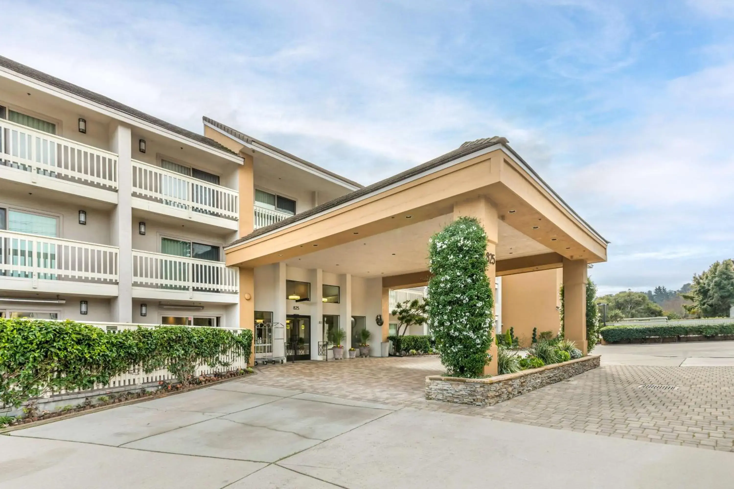 Property building in Best Western Plus Monterey Inn Property building in Best Western Plus Monterey Inn