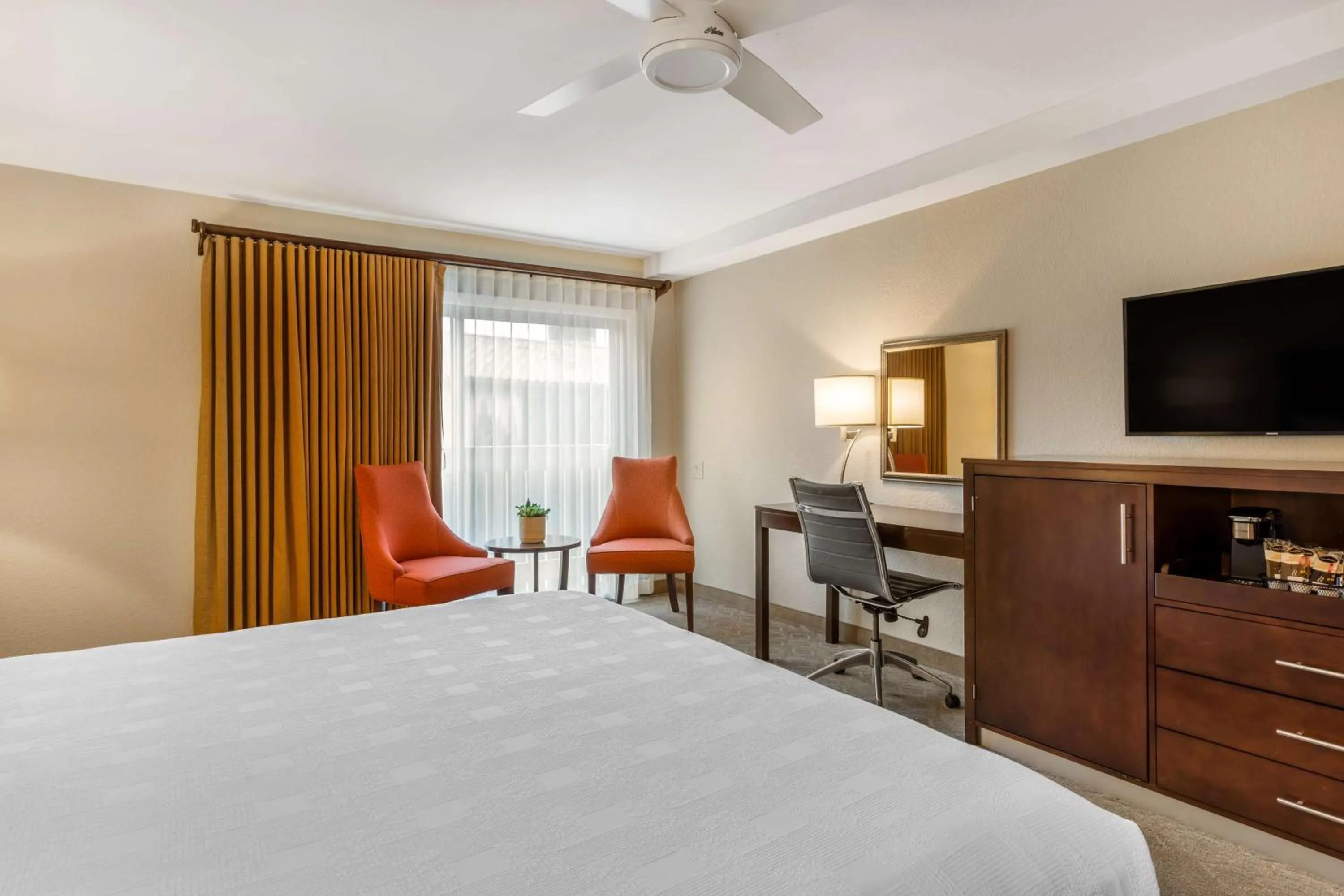 Bedroom, Bed in Best Western Plus Monterey Inn