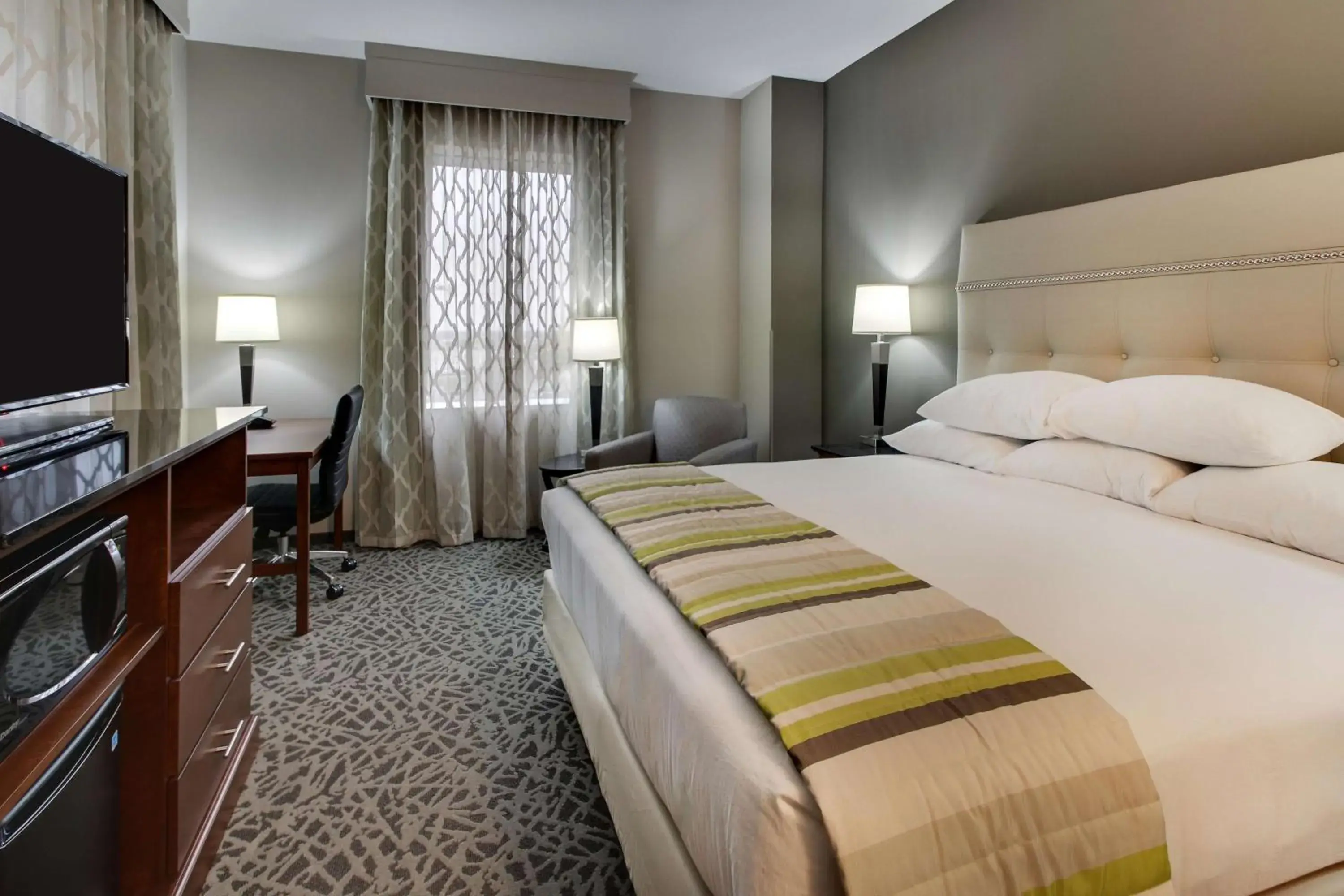 Deluxe King Room - Hearing Accessible, Shower in Drury Plaza Hotel Milwaukee Downtown Deluxe King Room - Hearing Accessible, Shower in Drury Plaza Hotel Milwaukee Downtown