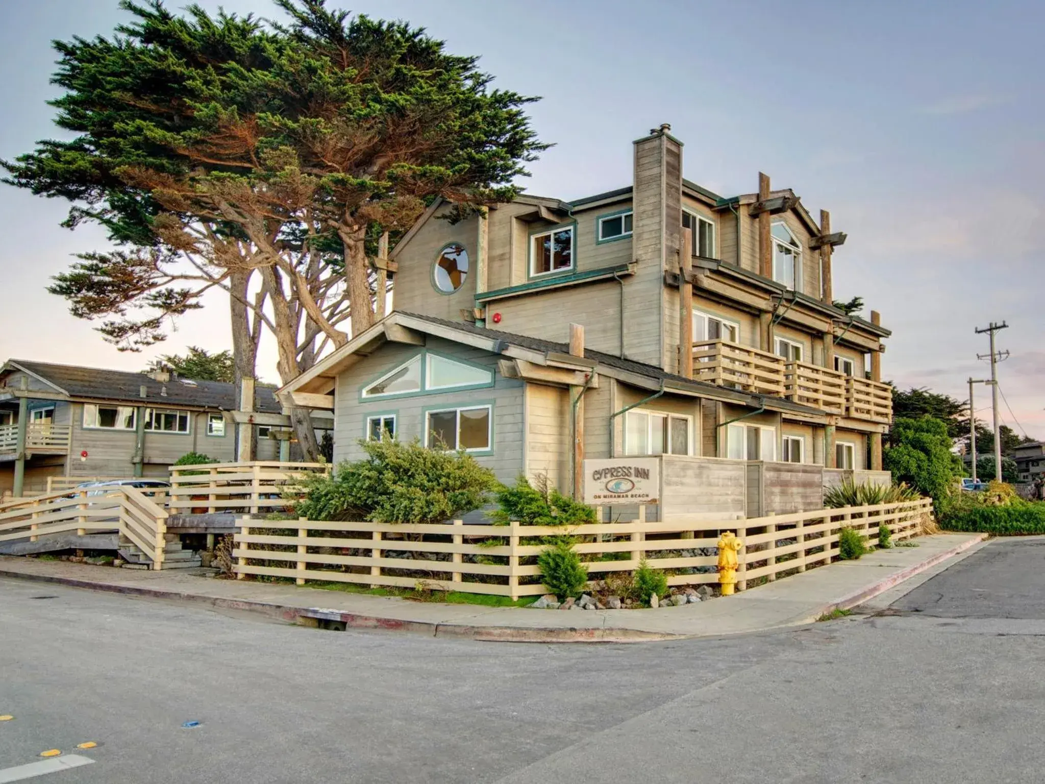 Facade/entrance in Cypress Inn on Miramar Beach Facade/entrance in Cypress Inn on Miramar Beach