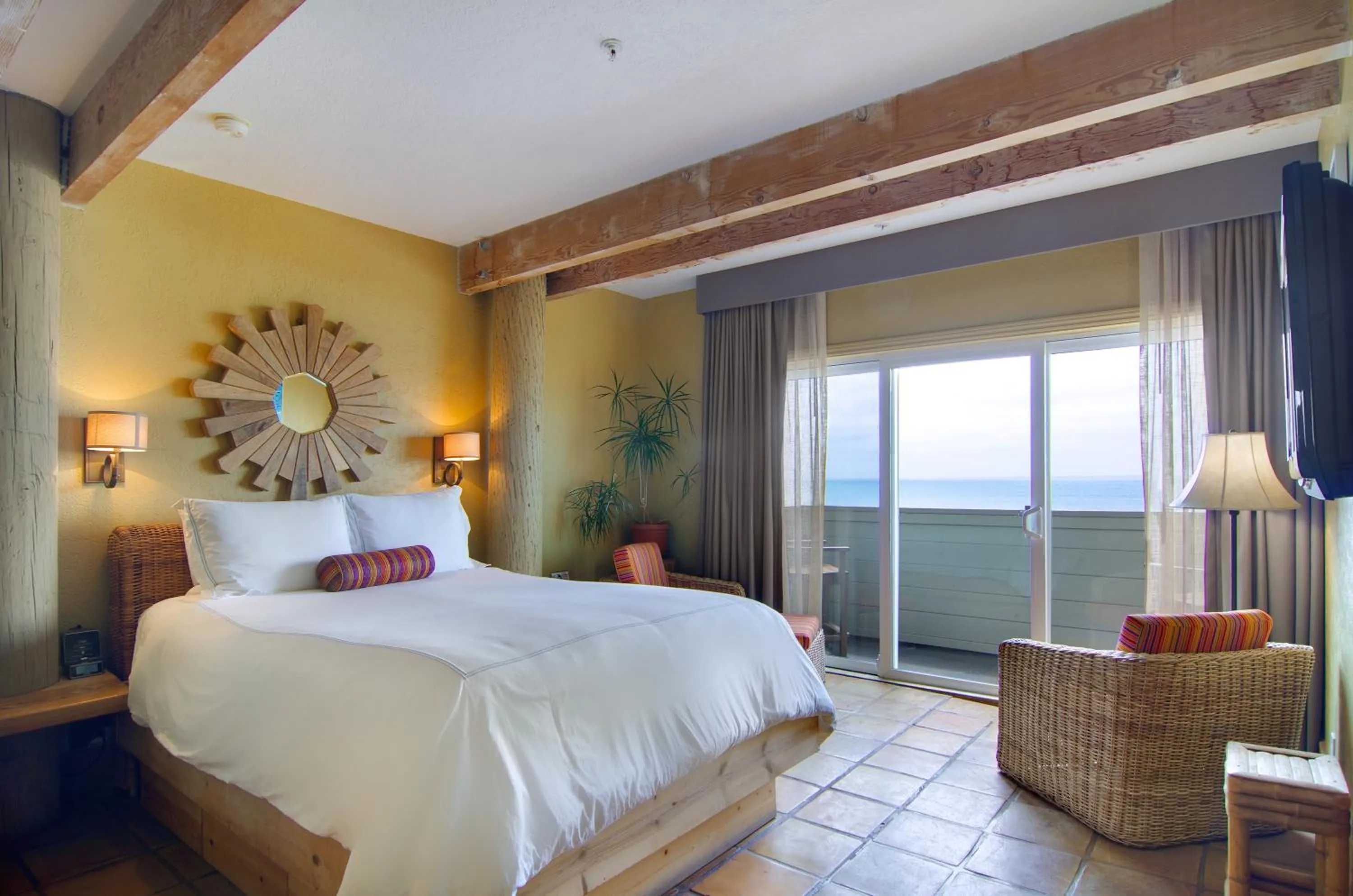 Bed in Cypress Inn on Miramar Beach