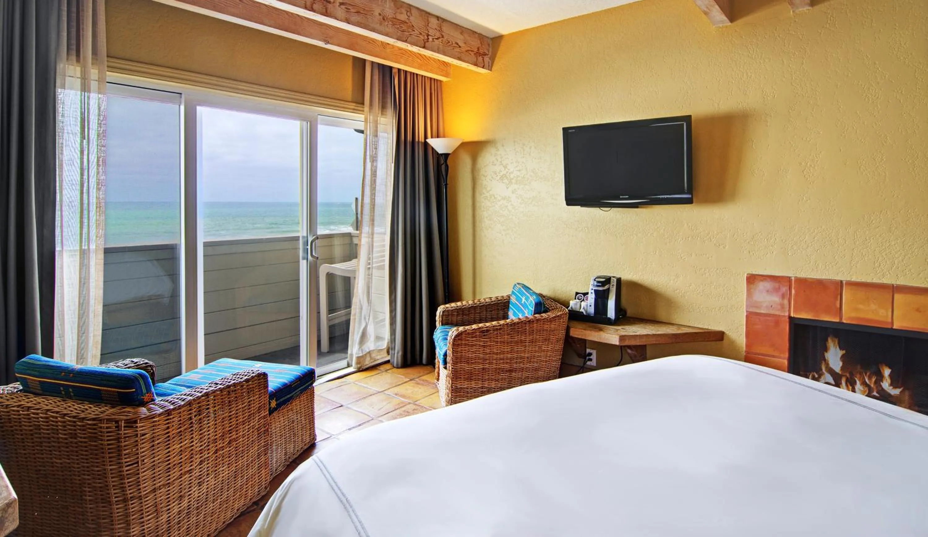 Bedroom, Bed in Cypress Inn on Miramar Beach