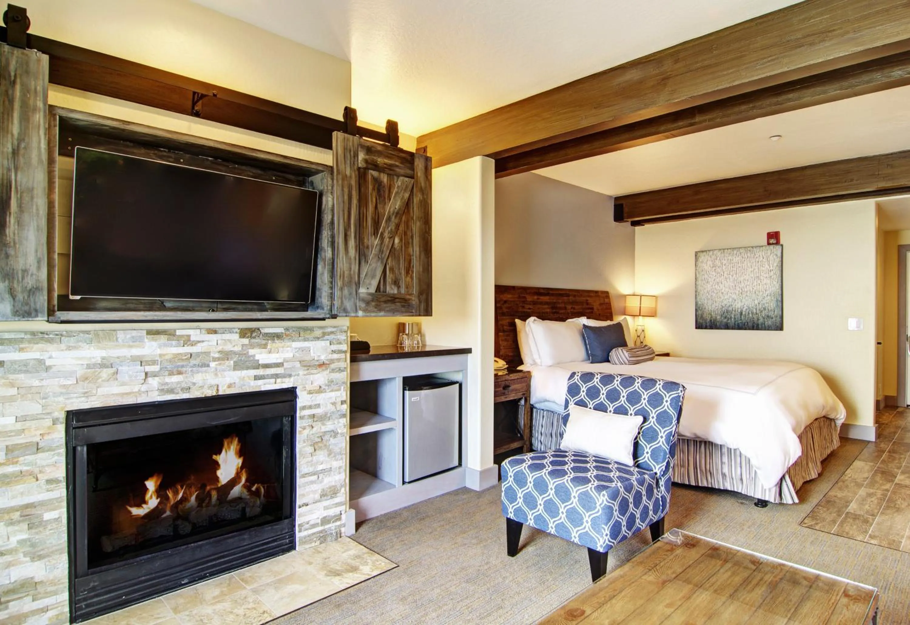Seating area, Bed in Cypress Inn on Miramar Beach