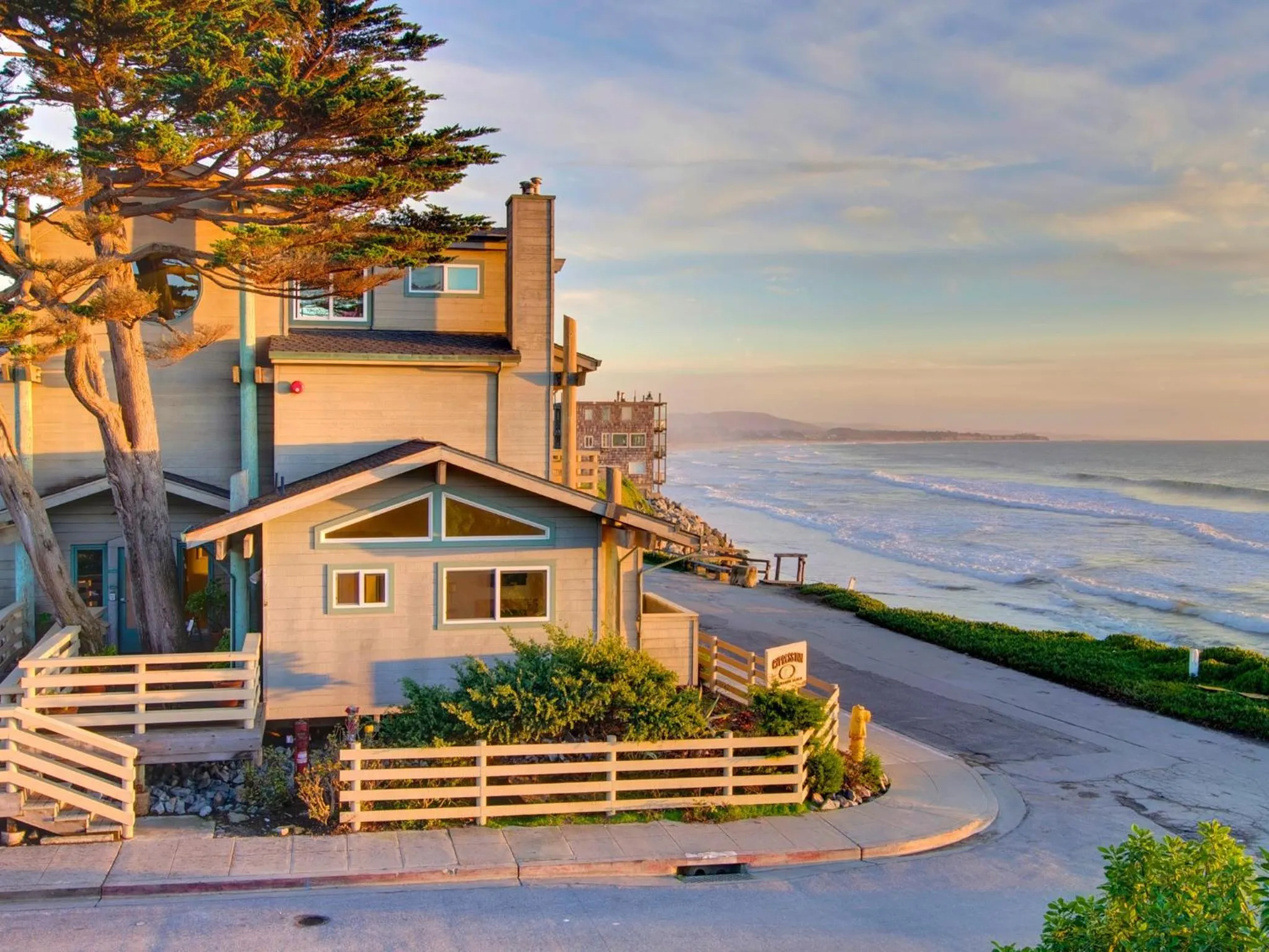 Facade/entrance in Cypress Inn on Miramar Beach