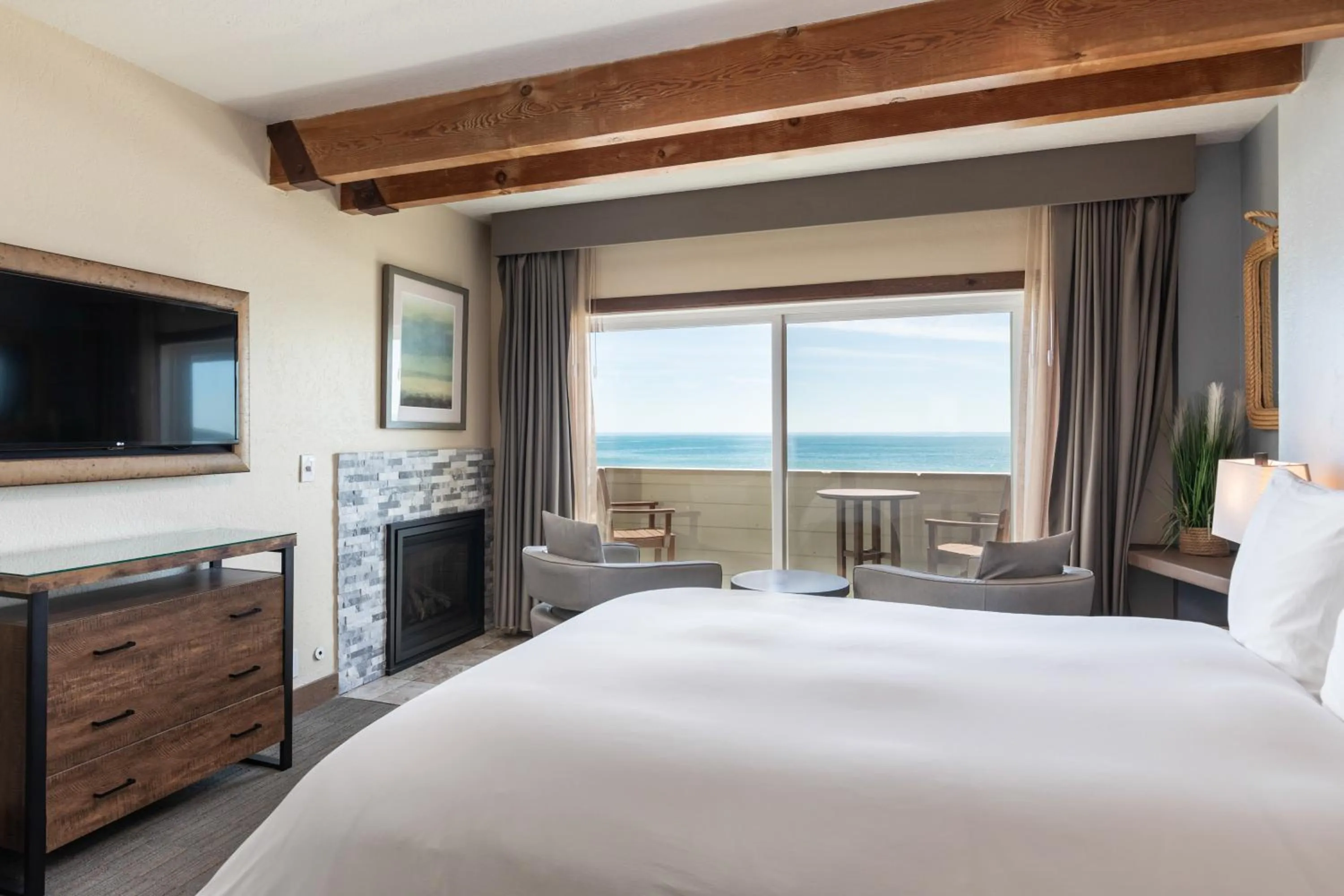 Bed in Cypress Inn on Miramar Beach