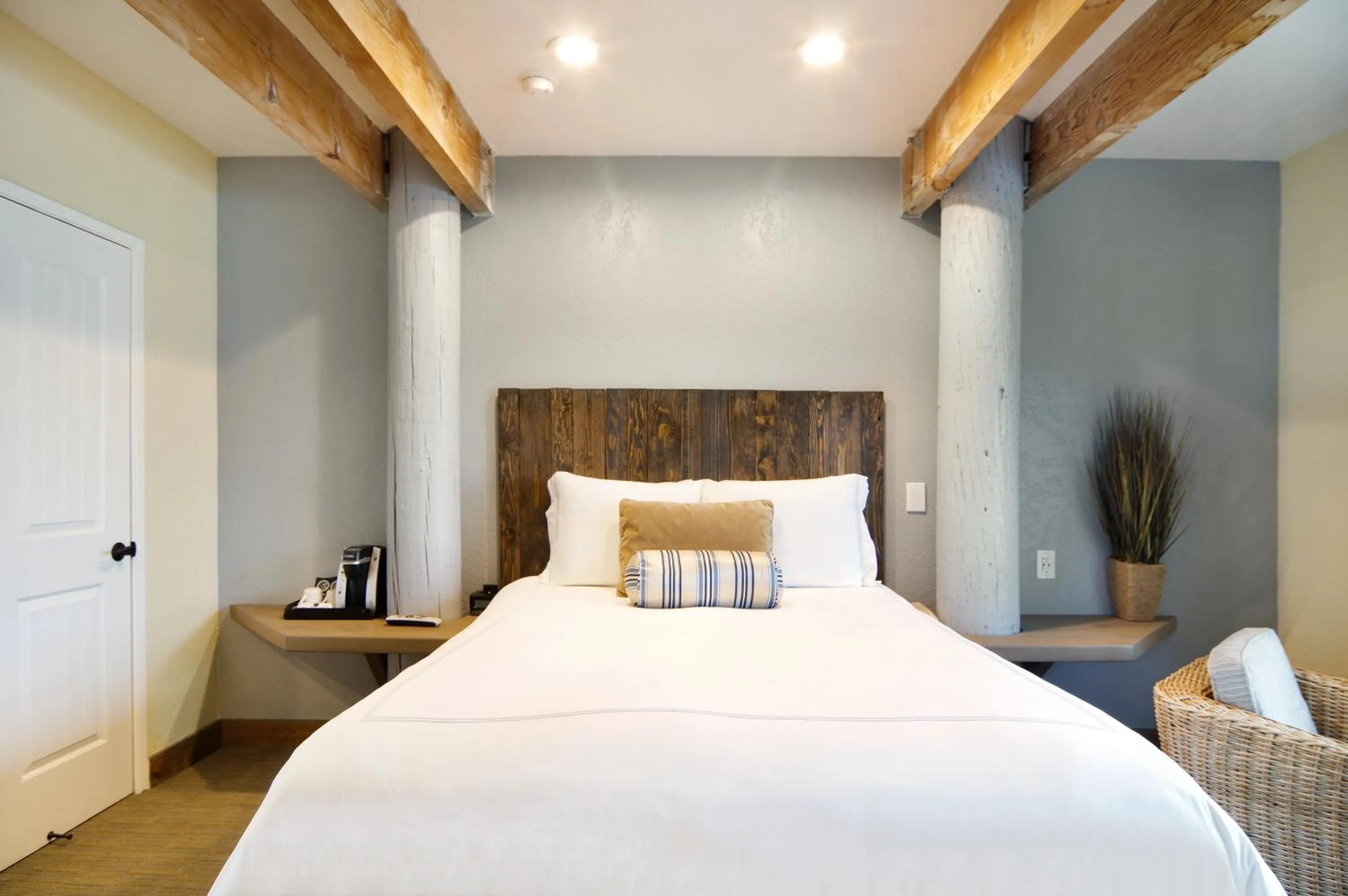 Bedroom, Bed in Cypress Inn on Miramar Beach