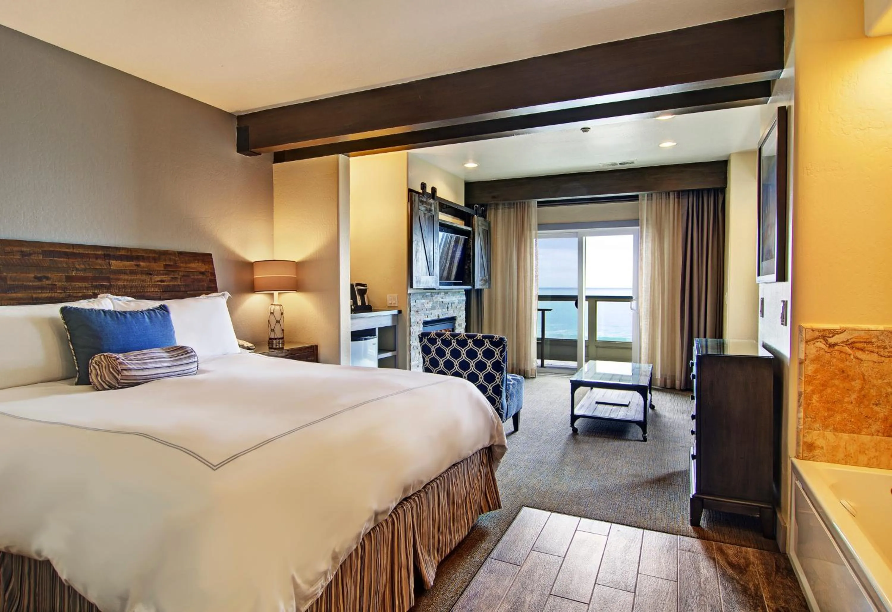 Seating area, Bed in Cypress Inn on Miramar Beach